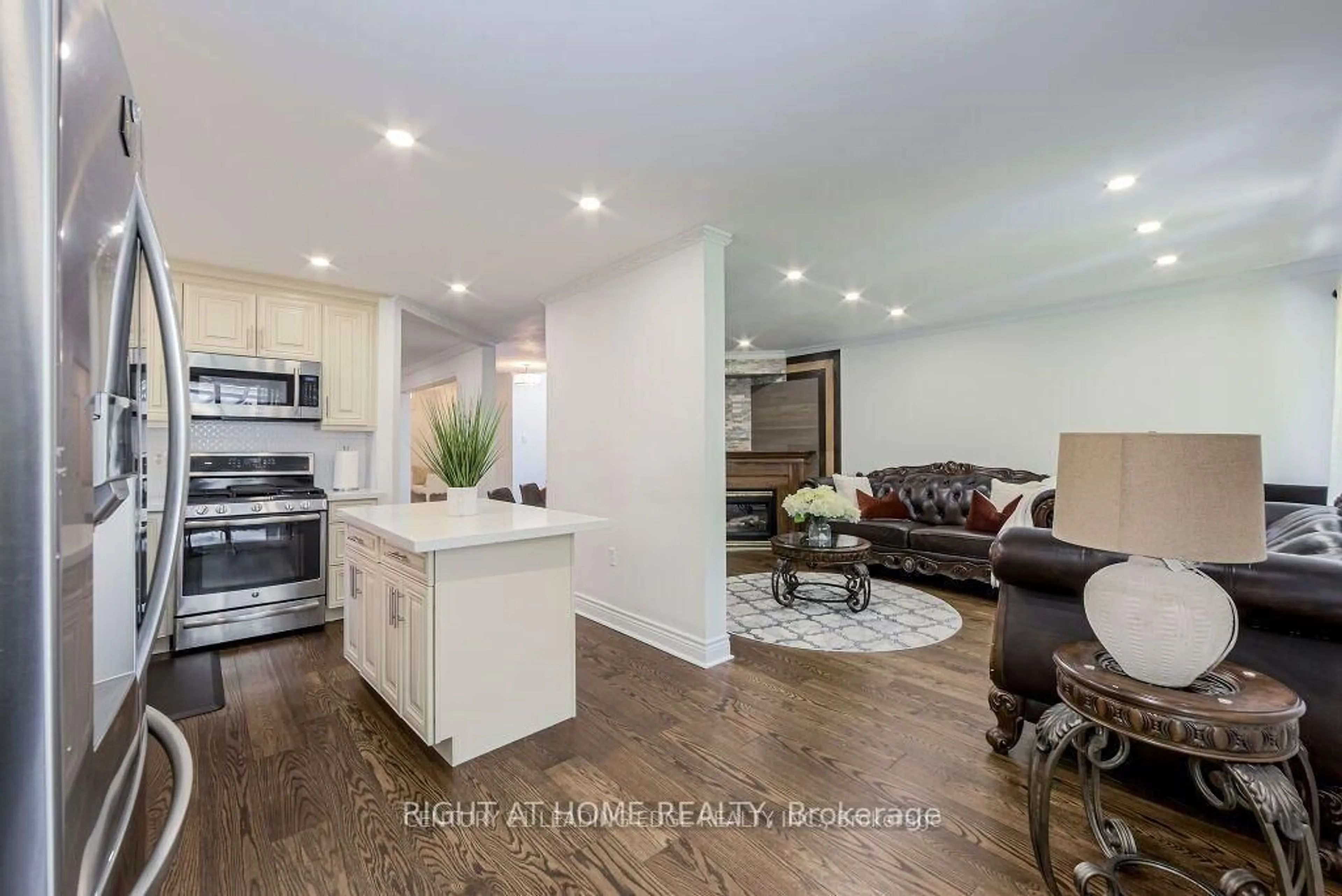 Open concept kitchen, unknown for 33 Markwood Cres, Whitby Ontario L1R 2S3