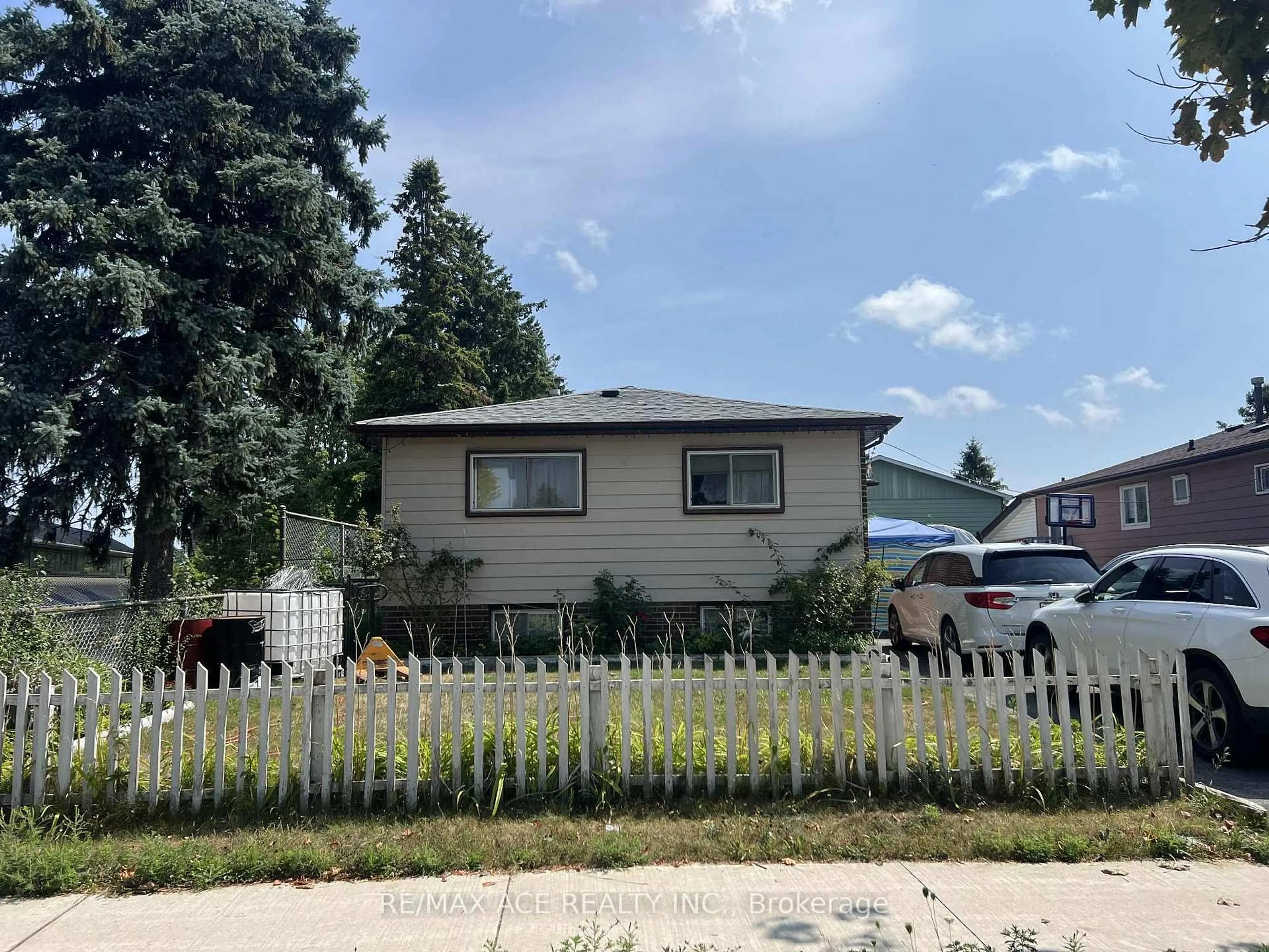 Home with vinyl exterior material, street for 33 Crow Tr, Toronto Ontario M1B 1X6