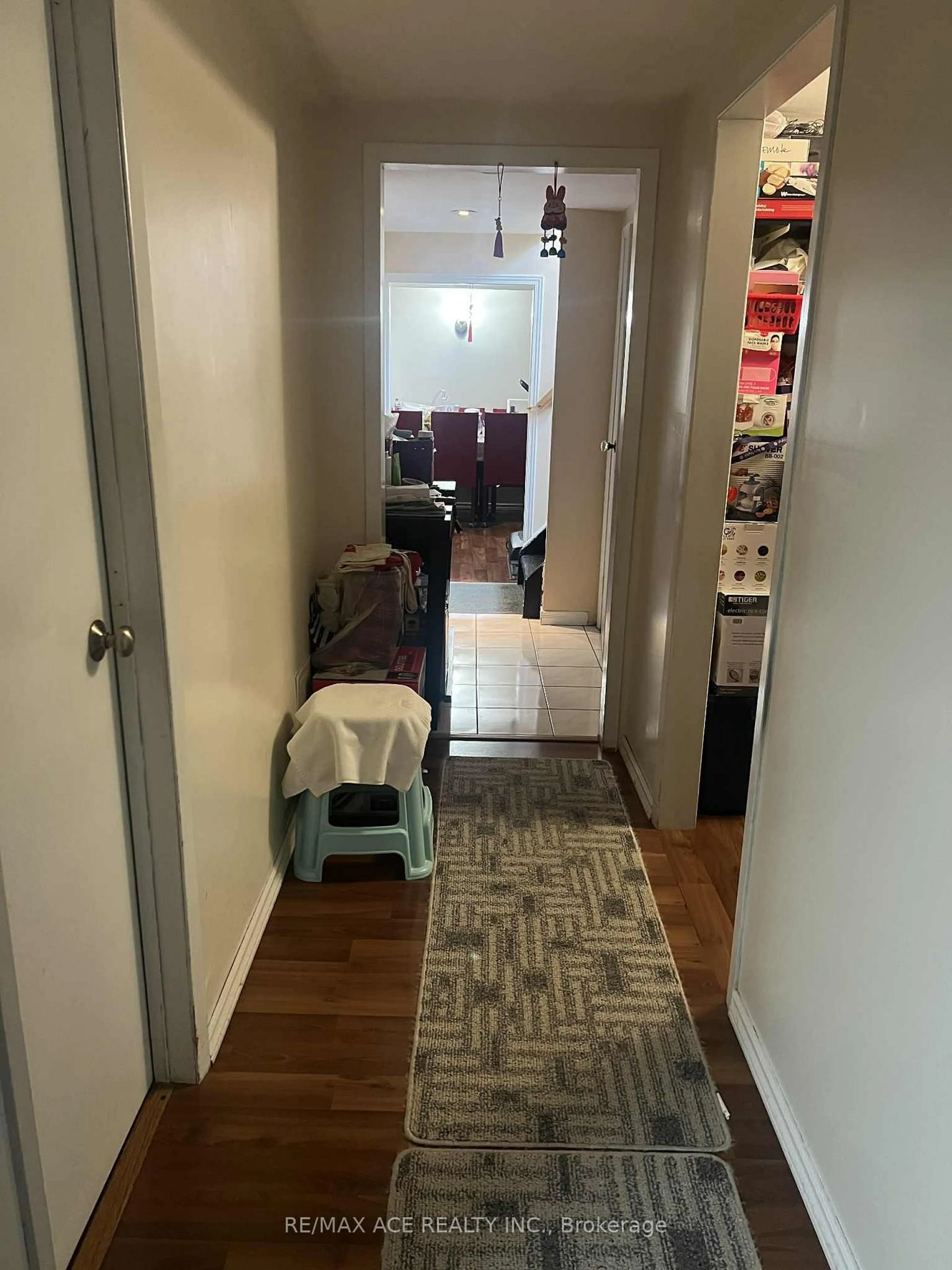 Indoor entryway for 33 Crow Tr, Toronto Ontario M1B 1X6