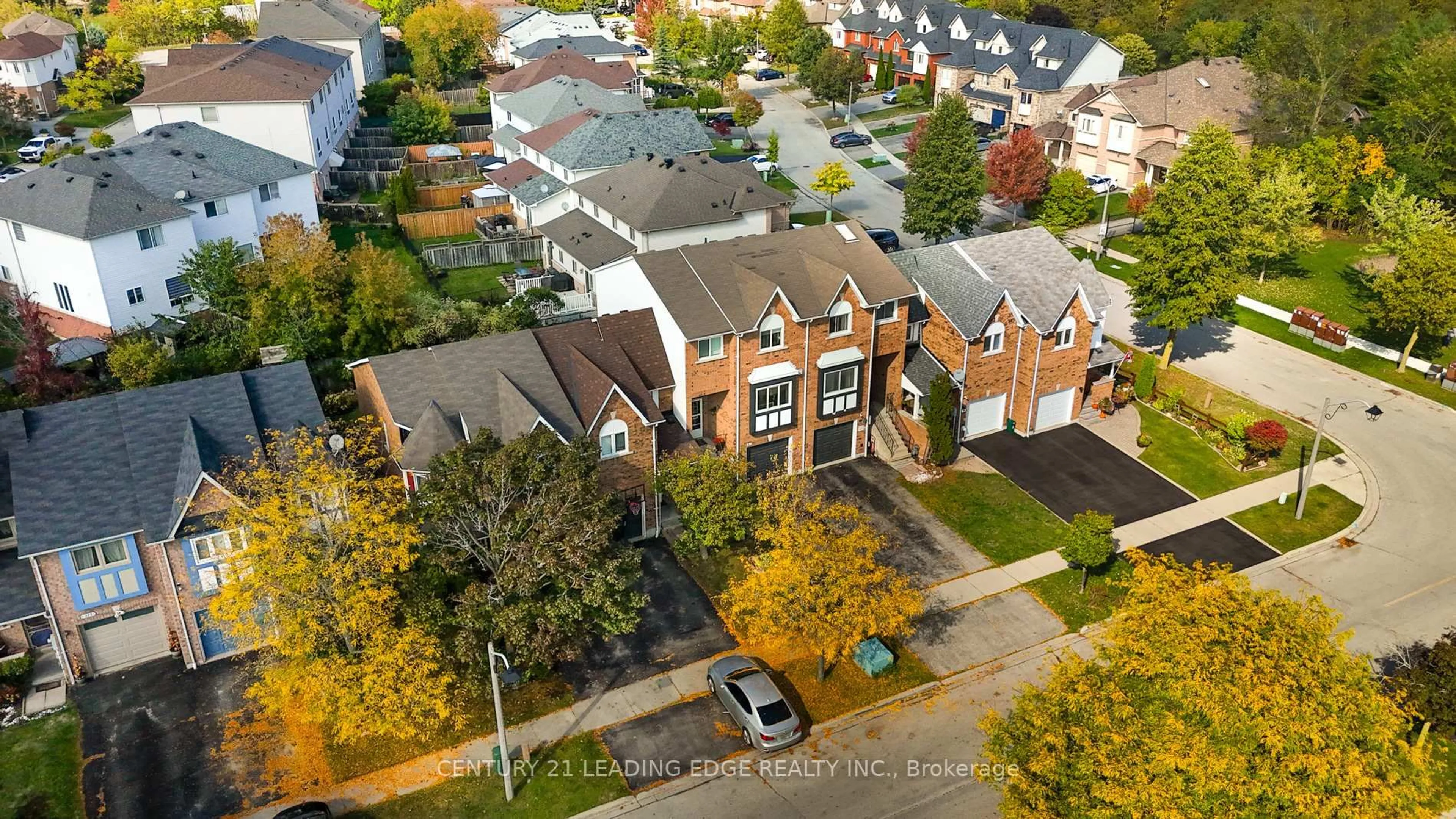 A pic from outside/outdoor area/front of a property/back of a property/a pic from drone, street for 330 Sparrow Circ, Pickering Ontario L1V 6Y3