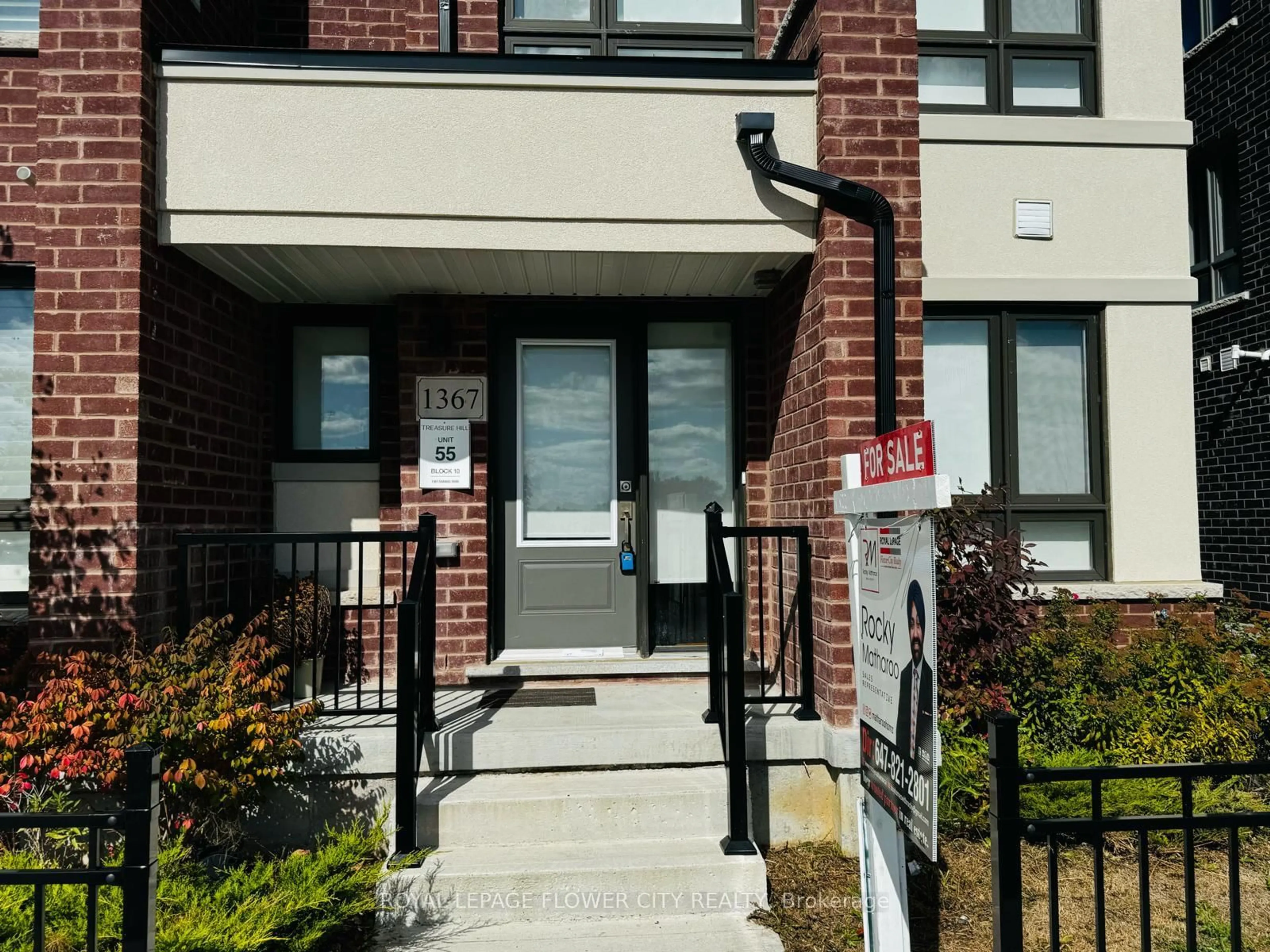 Indoor entryway for 1367 Shankel Rd, Oshawa Ontario L1K 1A9