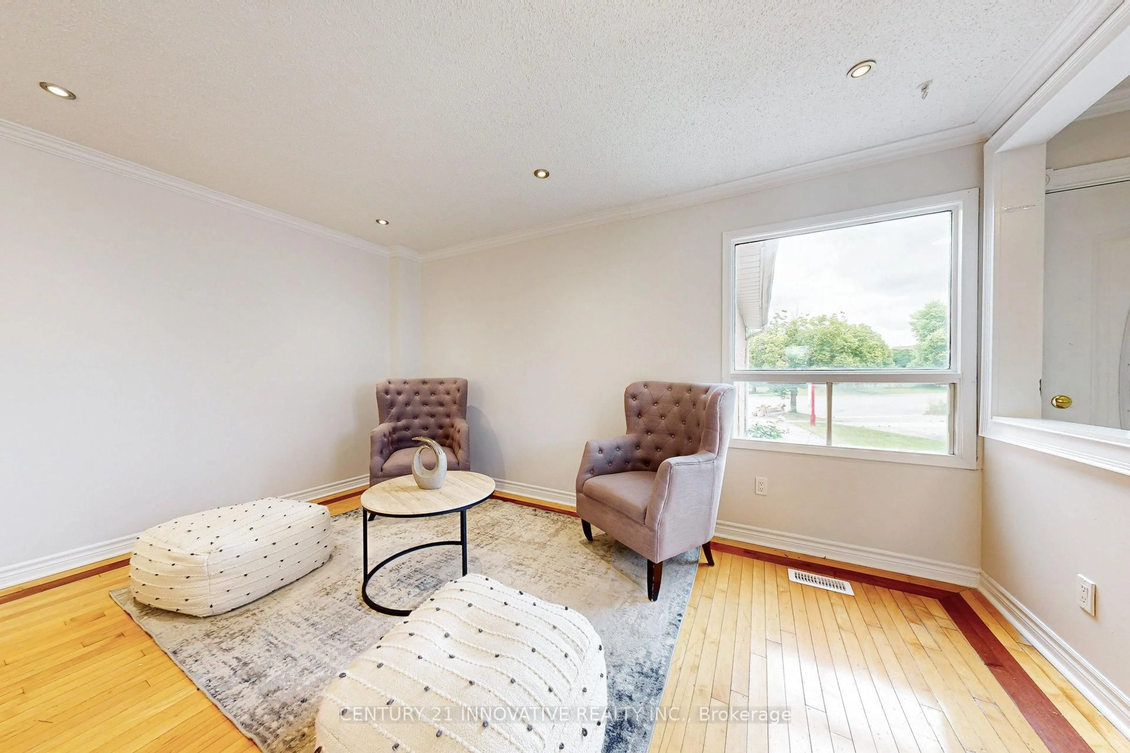 Living room with furniture, unknown for 80 Tams Dr, Ajax Ontario L1Z 1A5