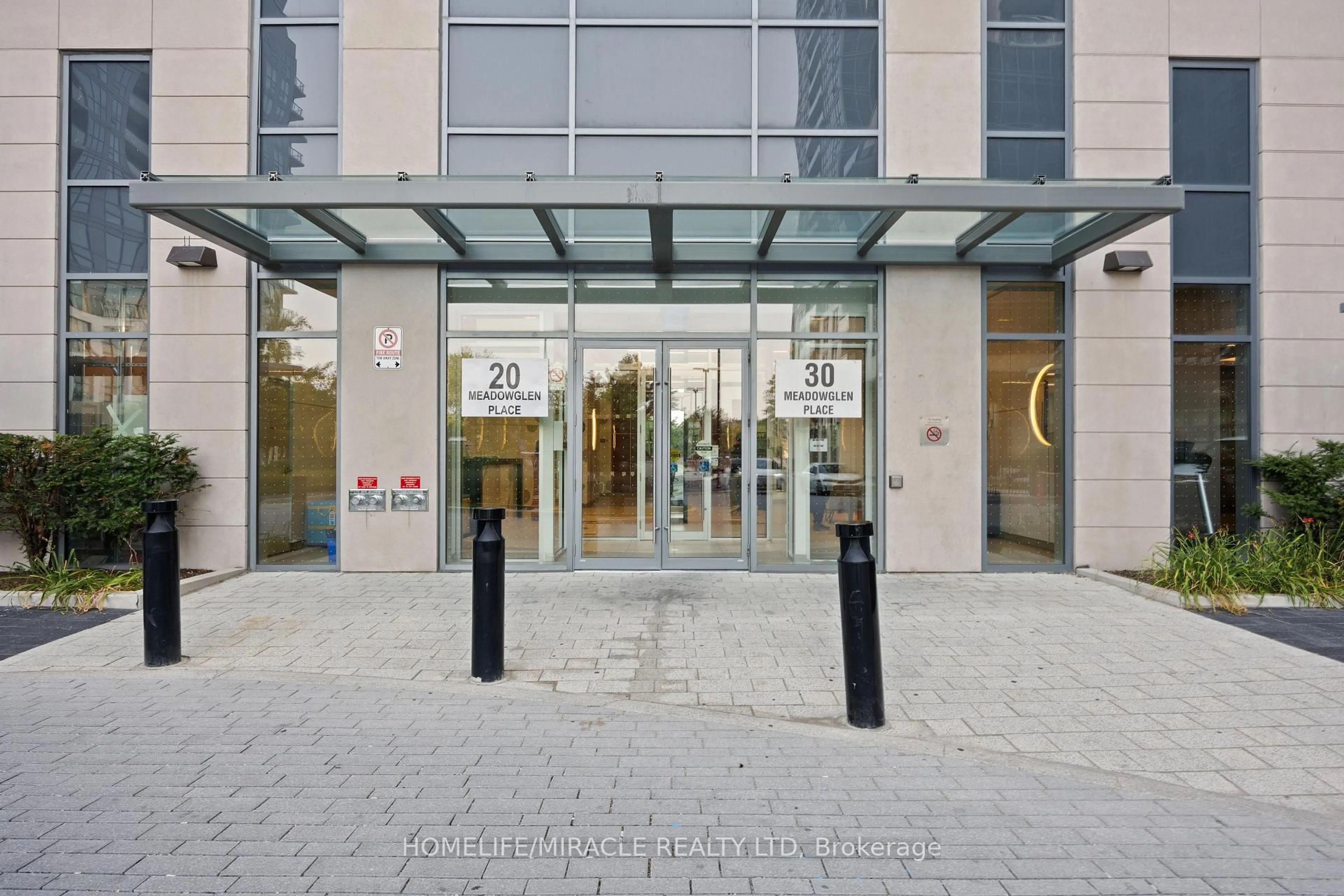 Indoor foyer for 30 Meadowglen Pl #2002, Toronto Ontario M1G 0A6