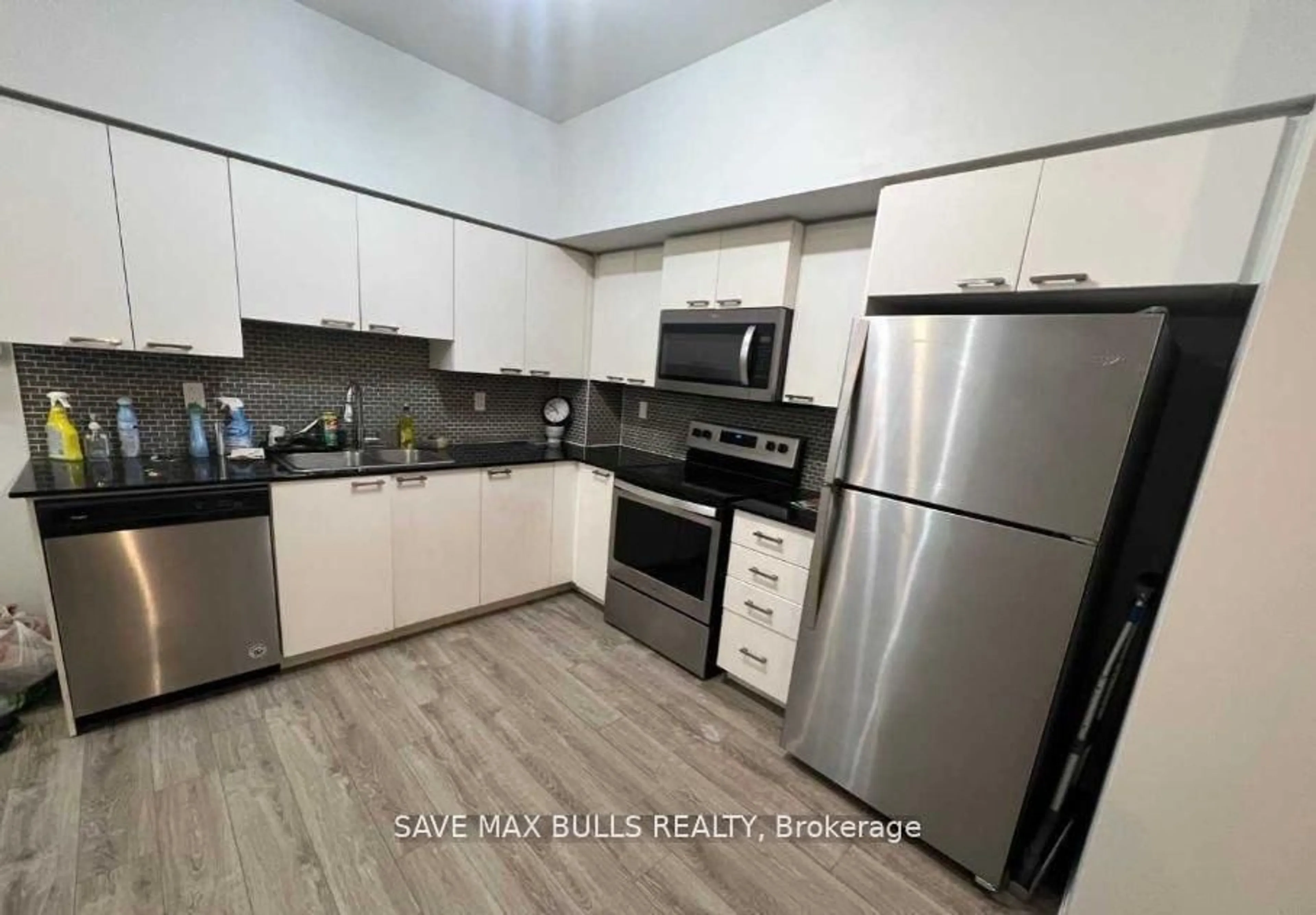 Standard kitchen, unknown for 2150 Lawrence Ave #103, Toronto Ontario M1R 3A7