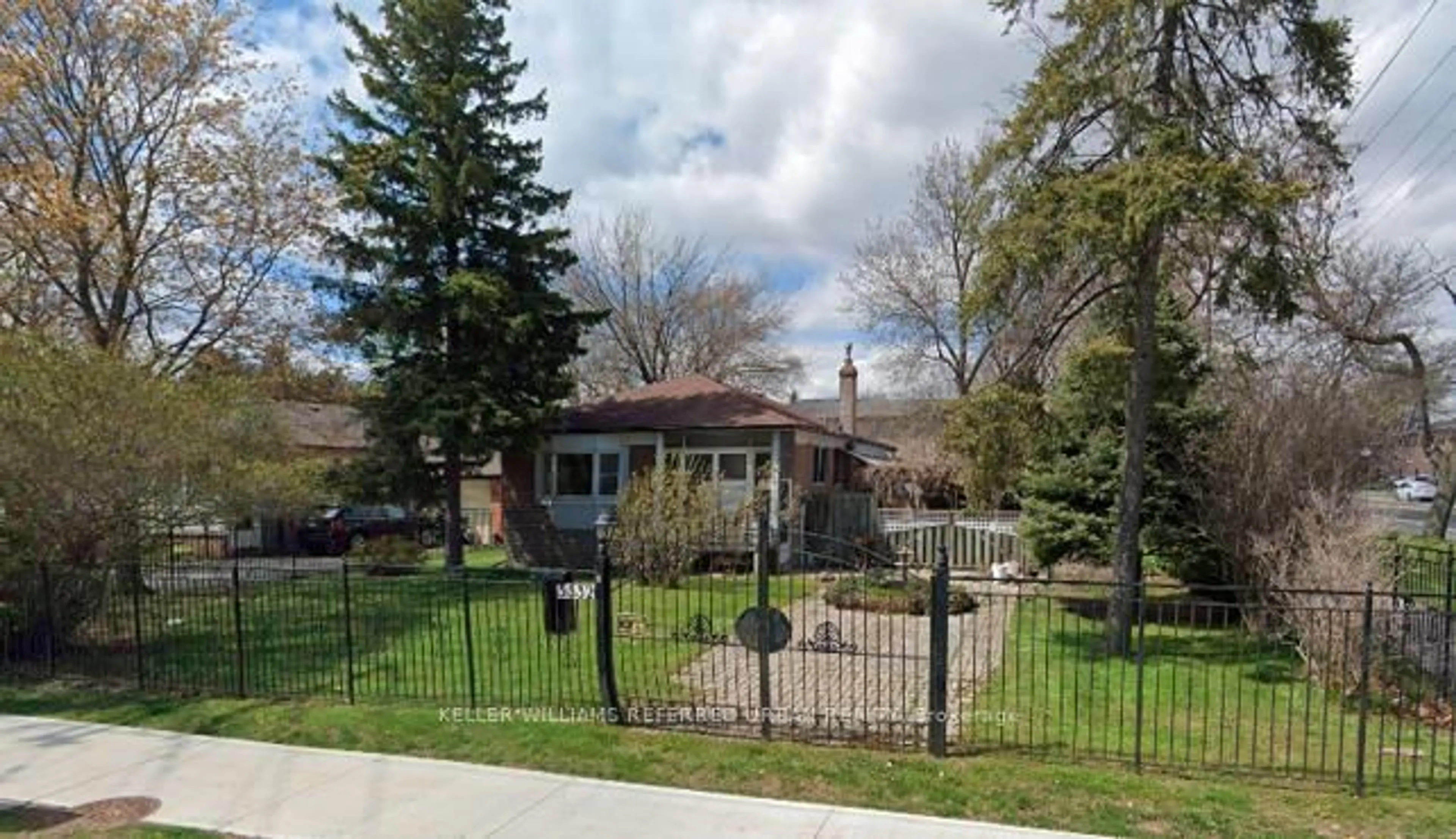 A pic from outside/outdoor area/front of a property/back of a property/a pic from drone, street for 5332 Lawrence Ave, Toronto Ontario M1C 1R4