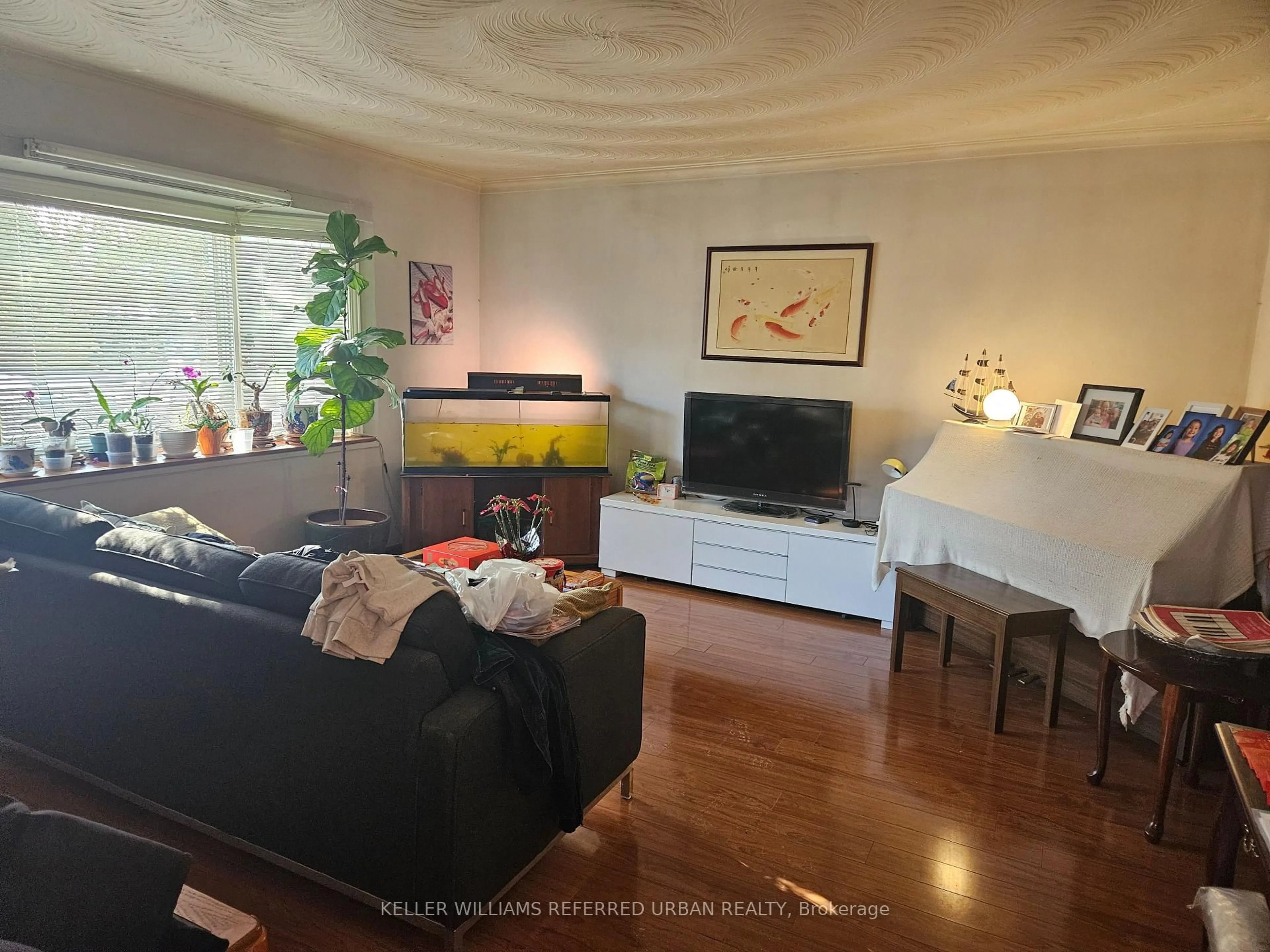 Living room with furniture, unknown for 5332 Lawrence Ave, Toronto Ontario M1C 1R4