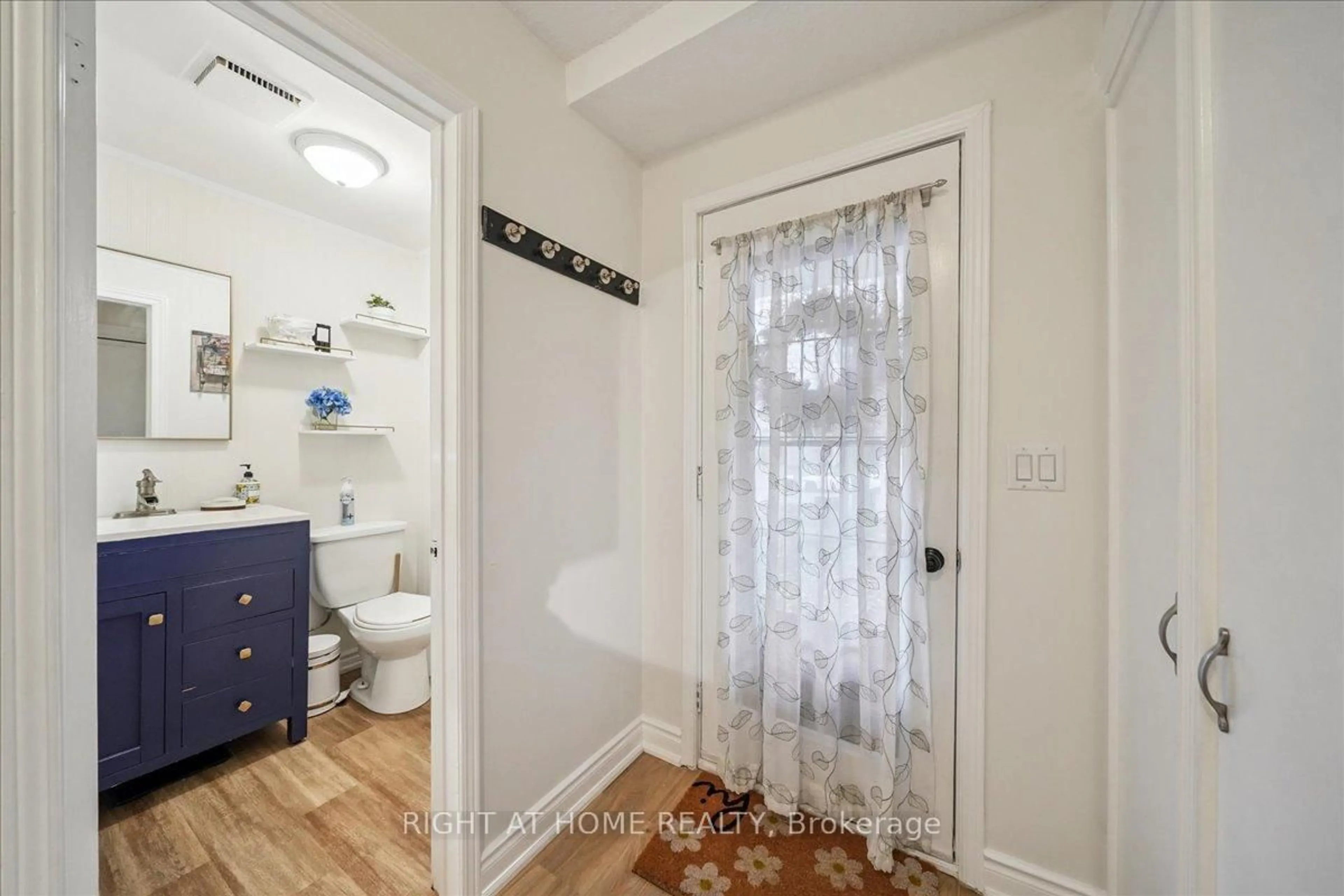 Standard bathroom, unknown for 64 Hart Blvd, Clarington Ontario L1B 1E4
