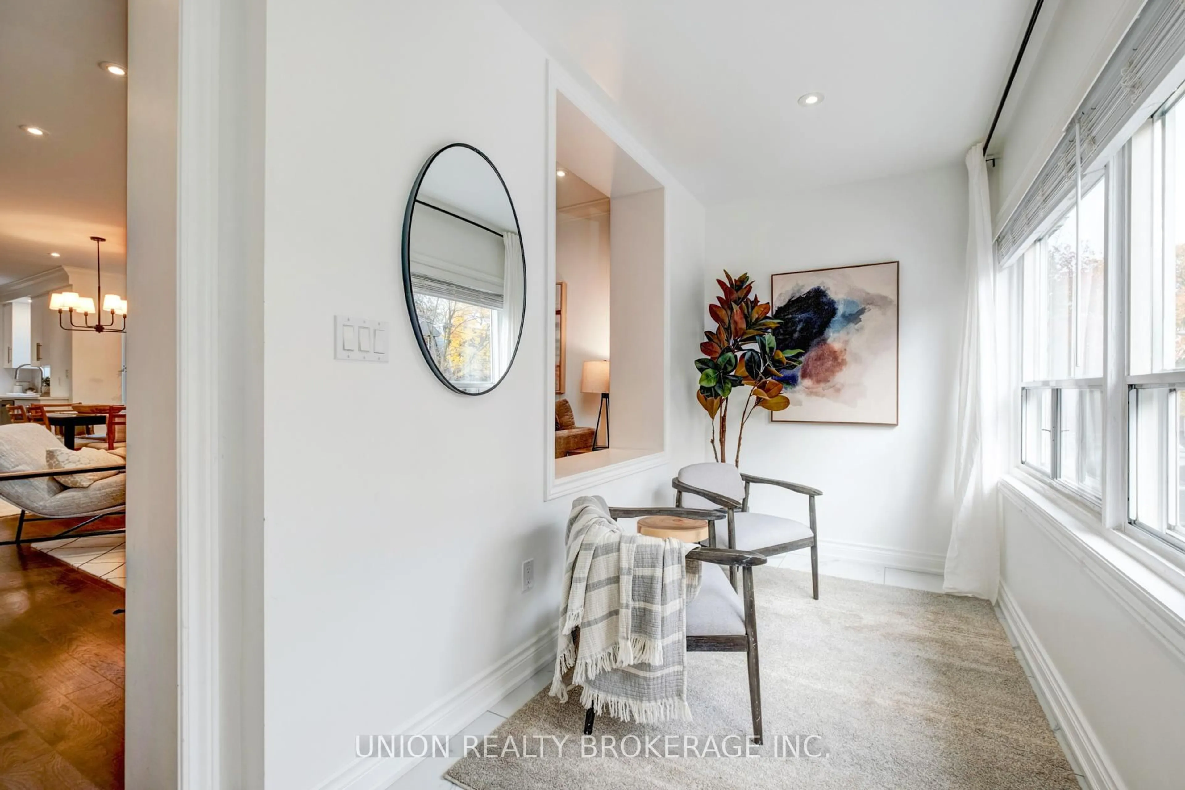 Indoor entryway for 112 Withrow Ave, Toronto Ontario M4K 1C9