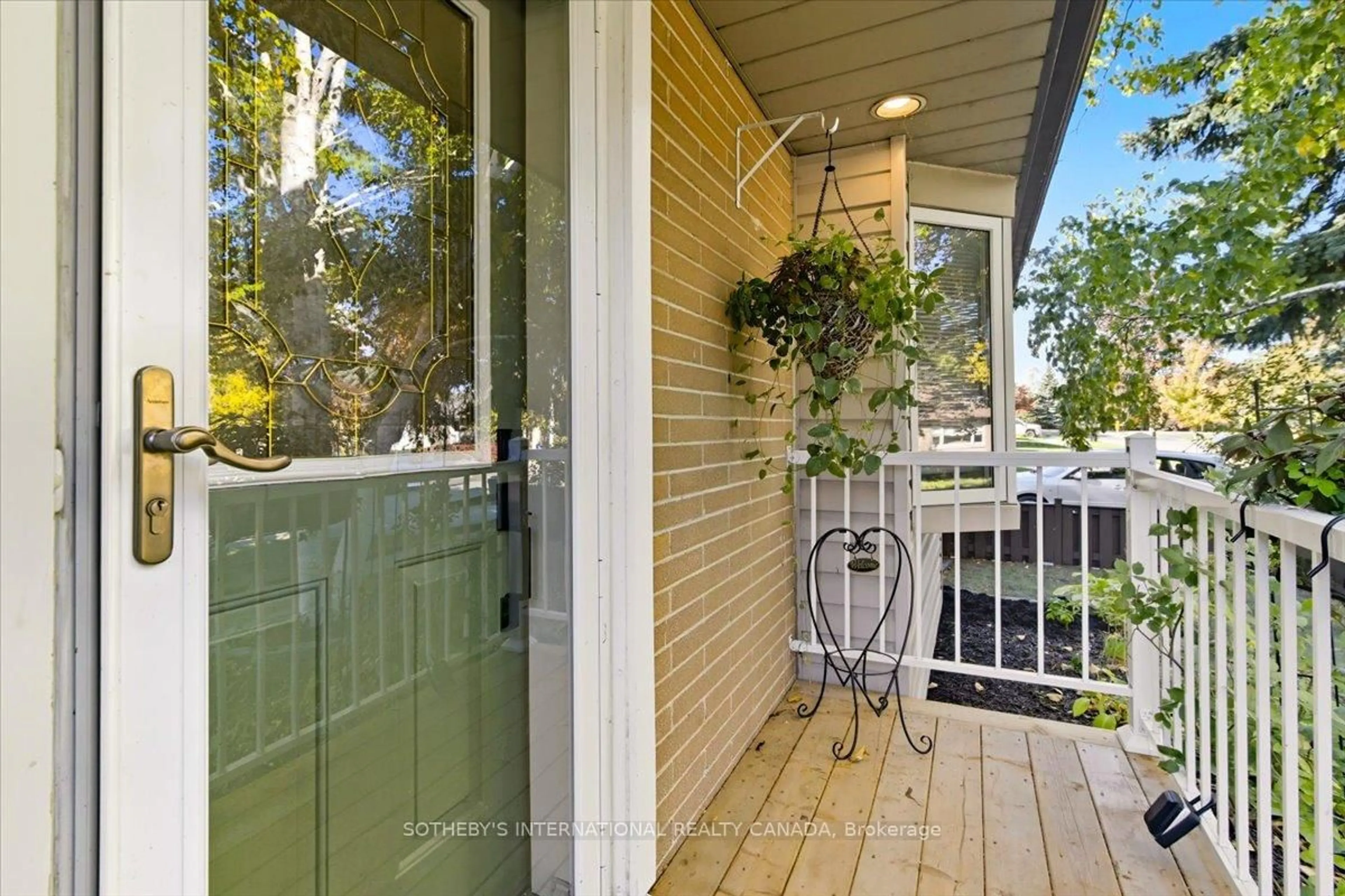 Indoor entryway for 10 Roosevelt Ave, Ajax Ontario L1S 2L2