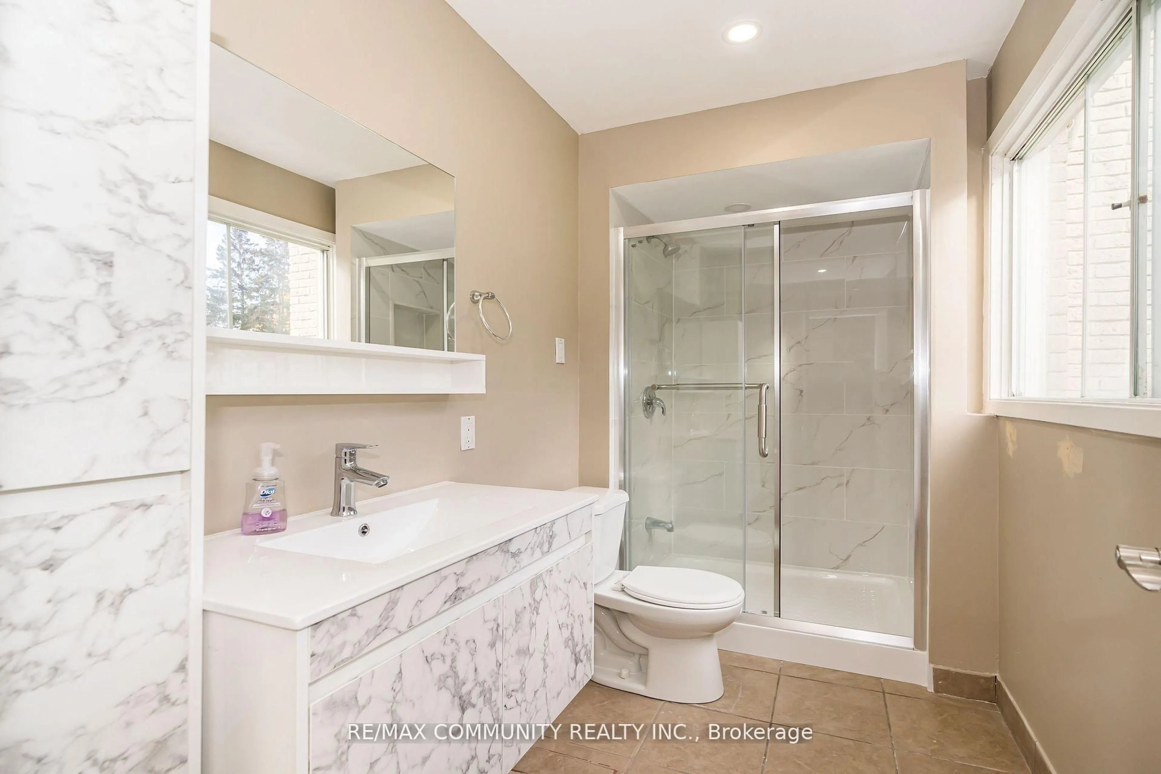 Standard bathroom, ceramic/tile floor for 667 Westshore Blvd, Pickering Ontario L1W 3G2
