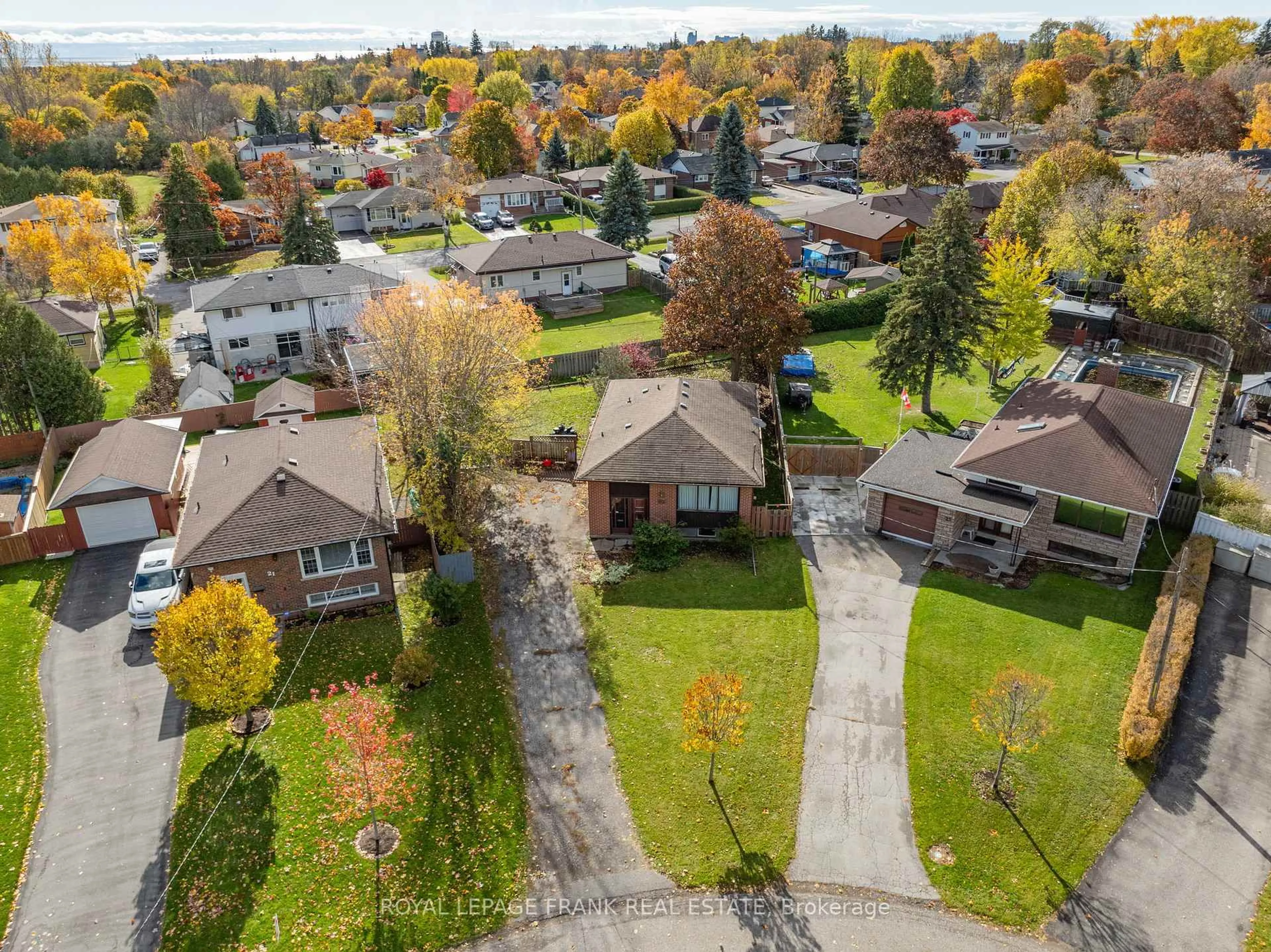 A pic from outside/outdoor area/front of a property/back of a property/a pic from drone, street for 23 Sunset Rd, Clarington Ontario L1C 2E5