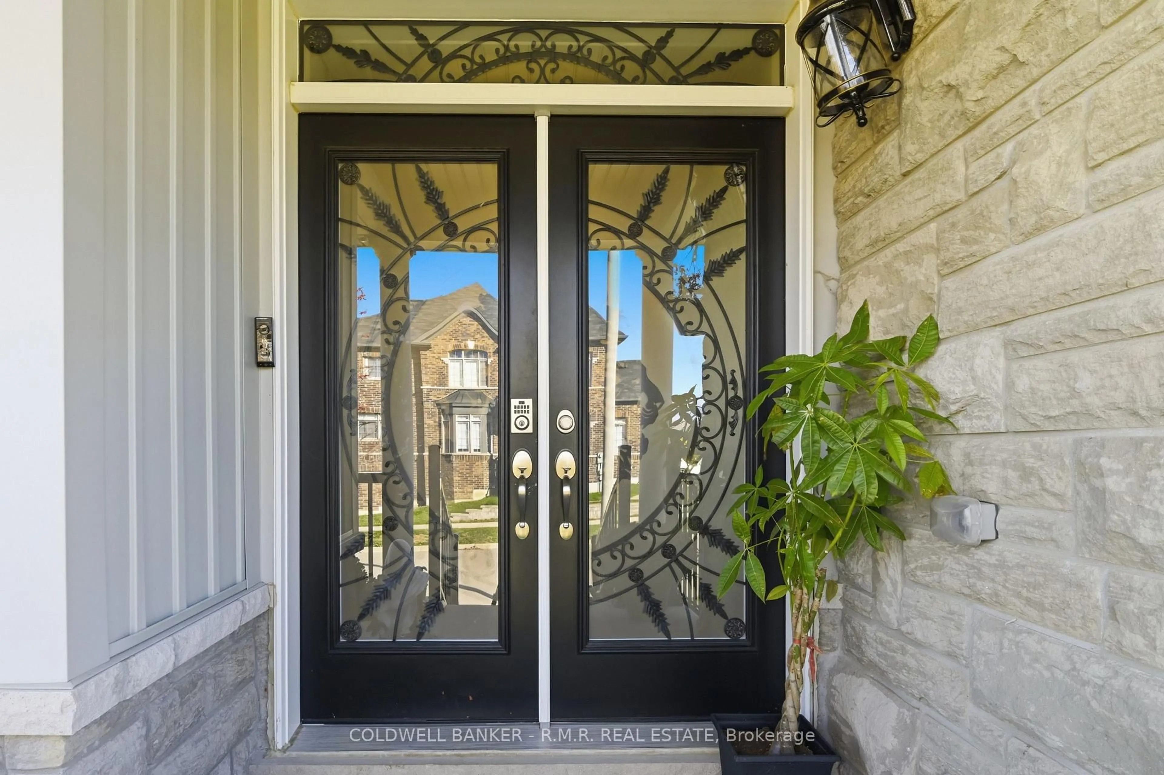 Indoor entryway for 27 Barchard St, Clarington Ontario L1B 0K8