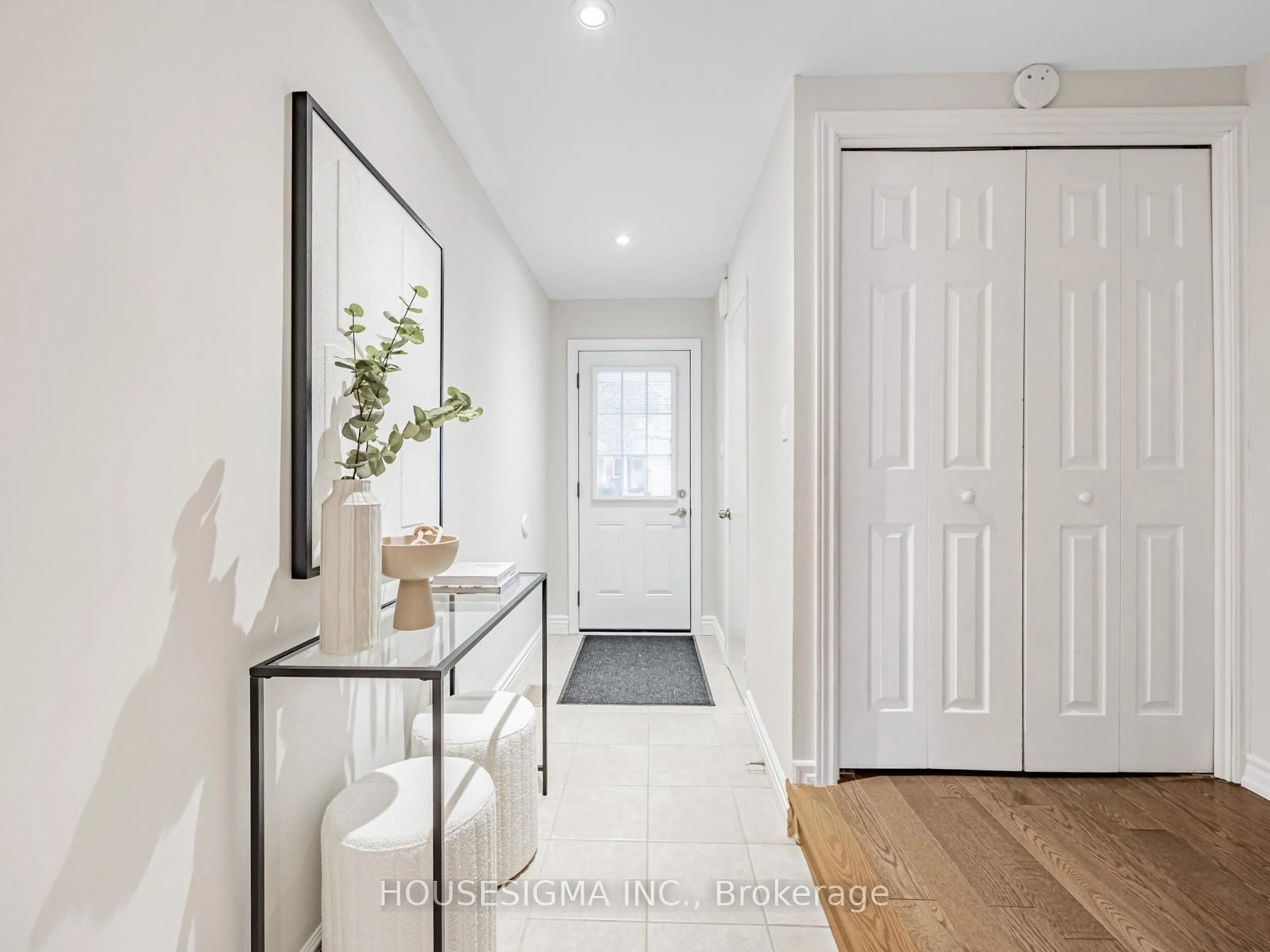 Indoor entryway for 10 Bassett Blvd #225, Whitby Ontario L1N 9C8