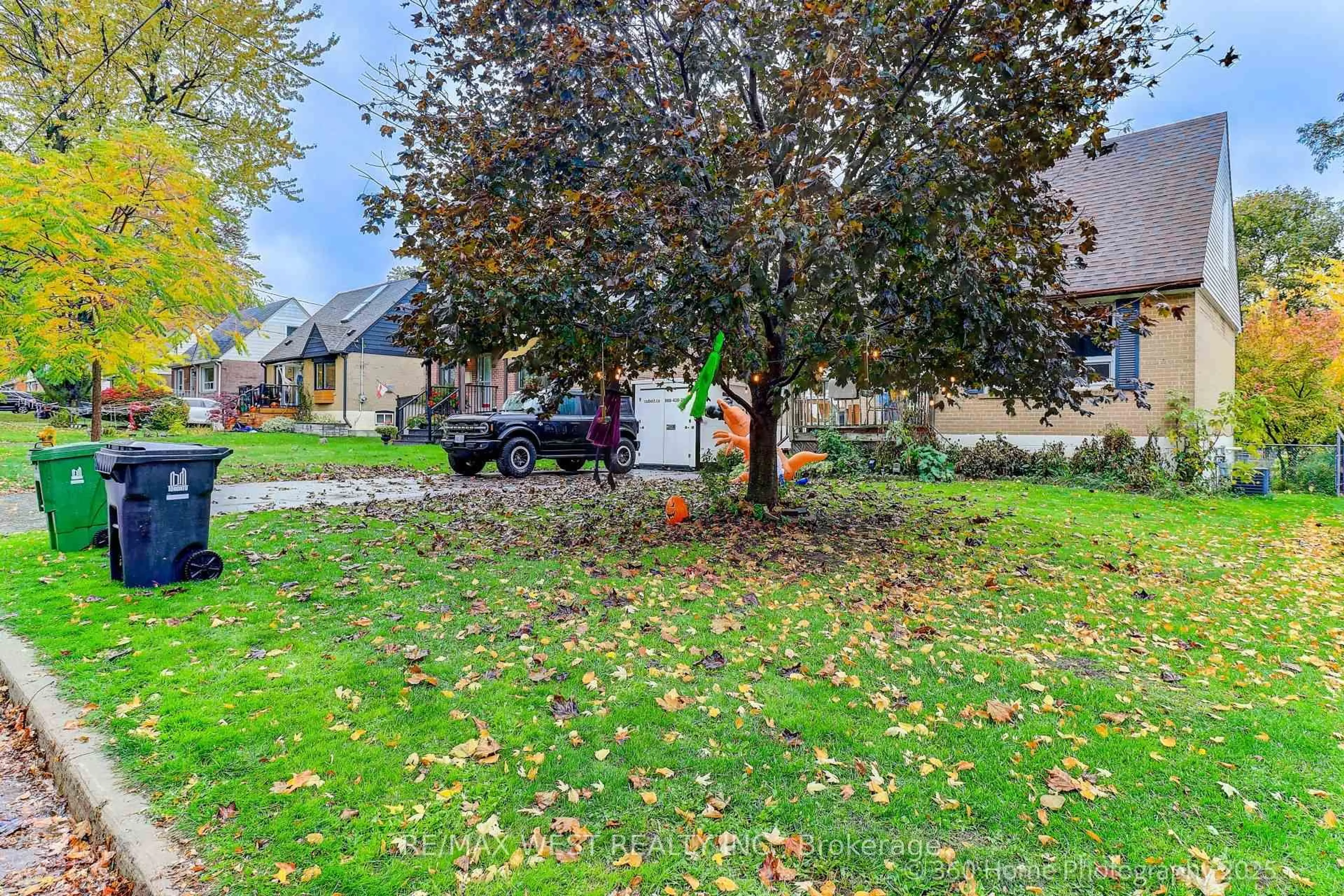 A pic from outside/outdoor area/front of a property/back of a property/a pic from drone, street for 184 Oakridge Dr, Toronto Ontario M1M 2B1