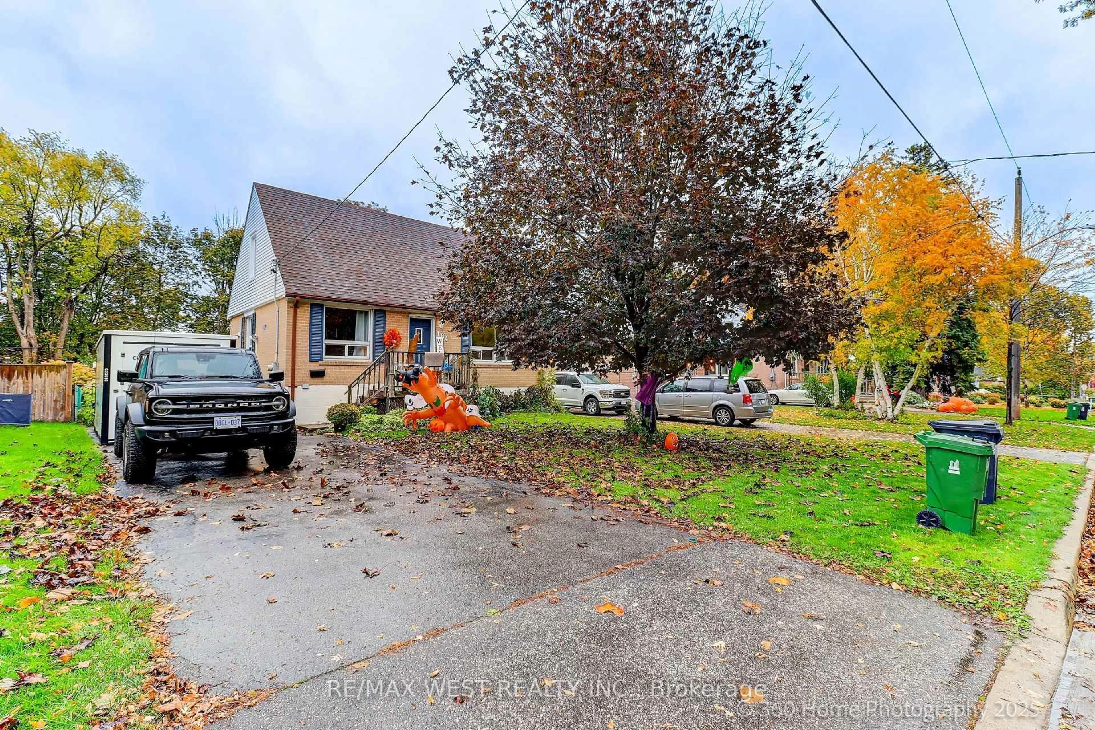 A pic from outside/outdoor area/front of a property/back of a property/a pic from drone, street for 184 Oakridge Dr, Toronto Ontario M1M 2B1