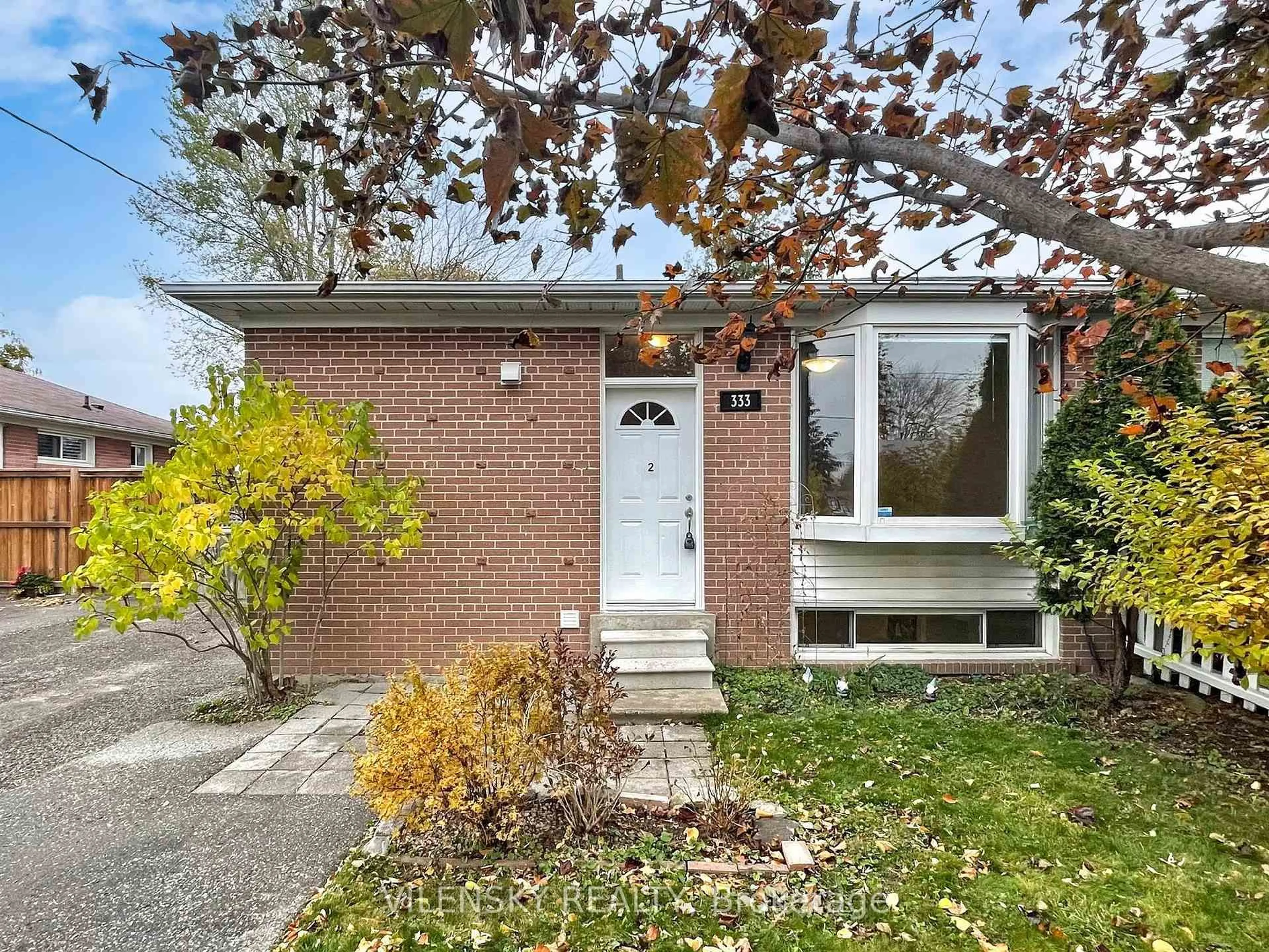 Home with brick exterior material, street for 333 Rosedale Dr, Whitby Ontario L1N 1Z2