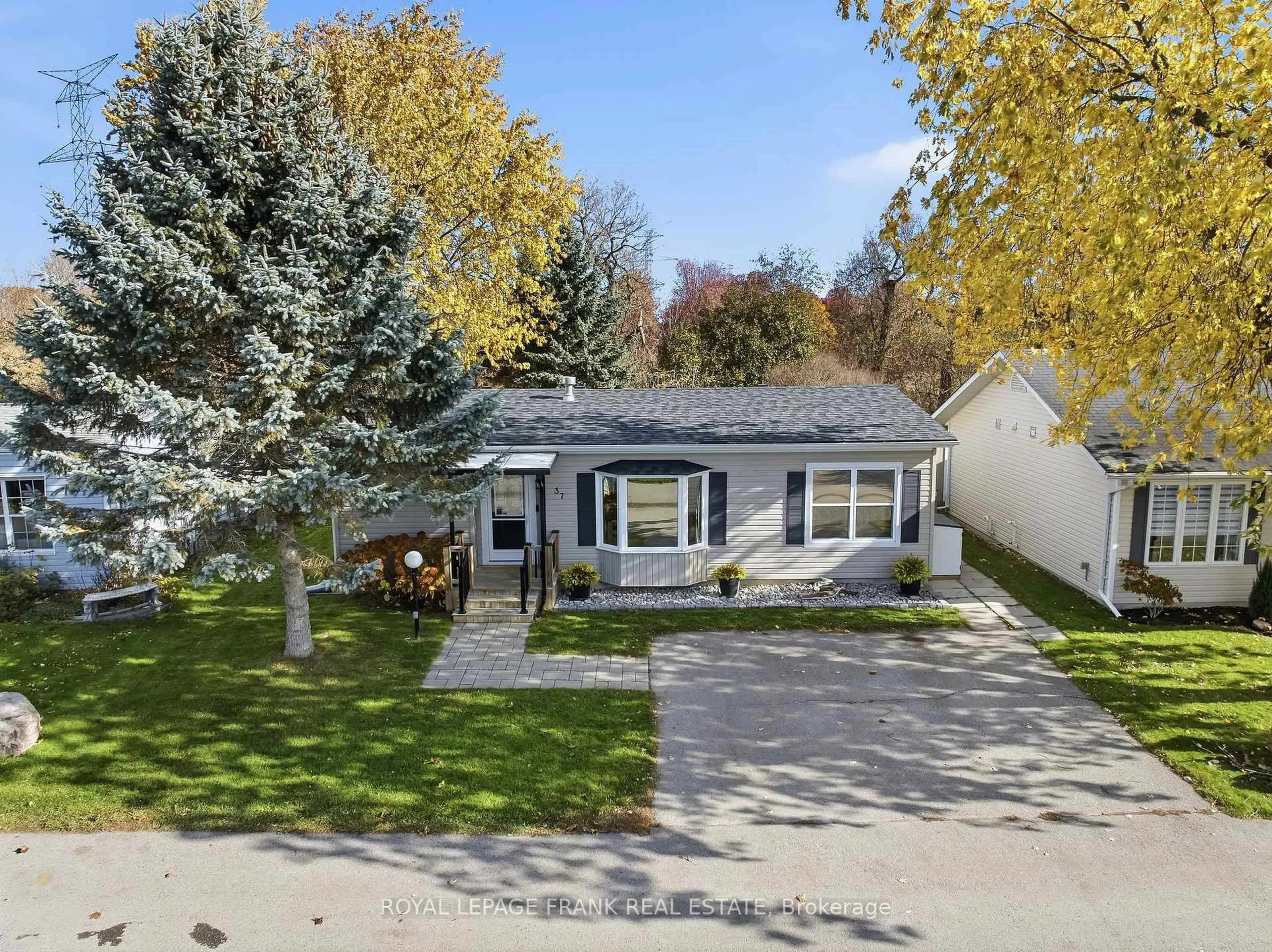 A pic from outside/outdoor area/front of a property/back of a property/a pic from drone, street for 37 Fairway Dr, Clarington Ontario L1B 1B4