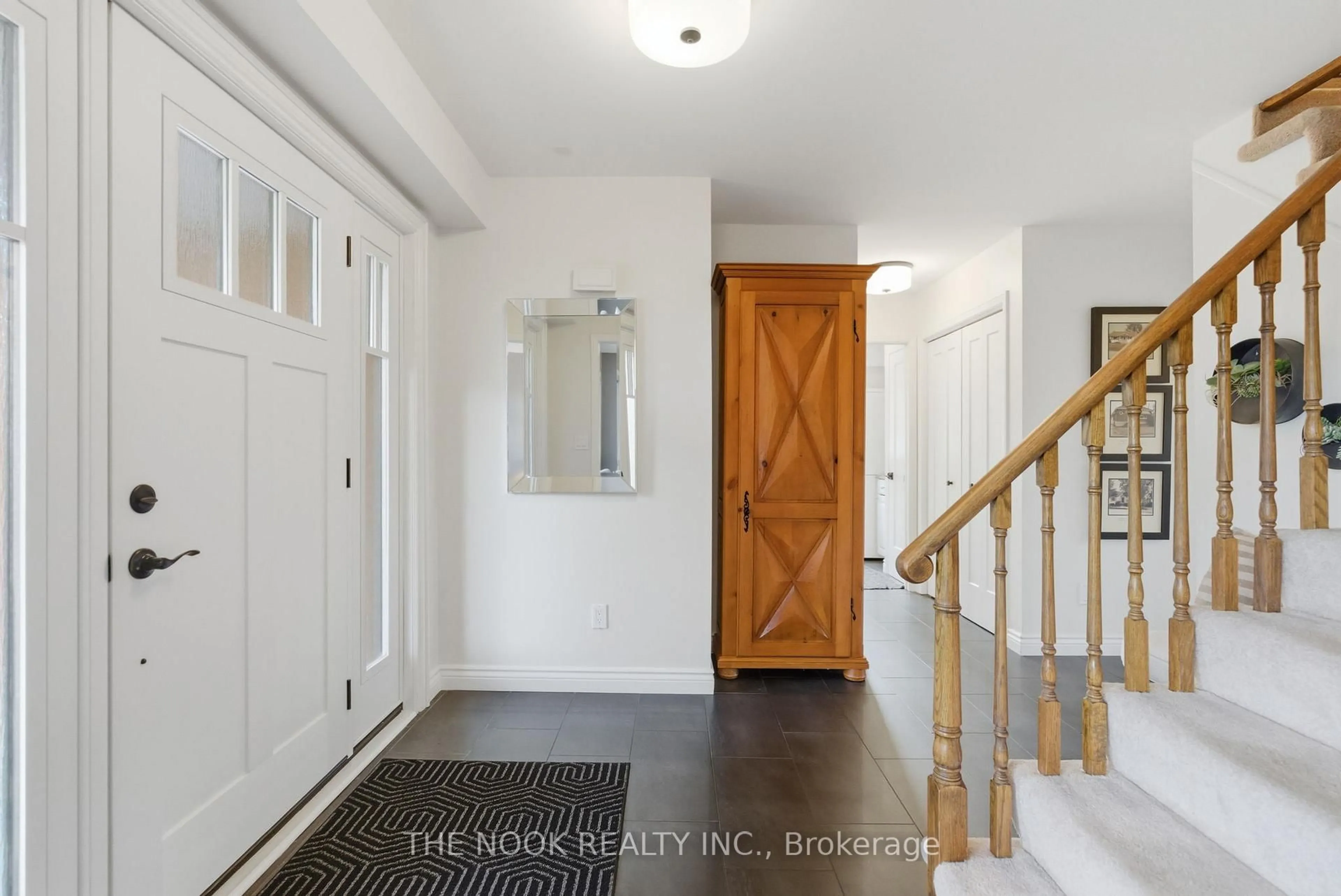 Indoor entryway for 512 Athol St, Whitby Ontario L1N 6L7