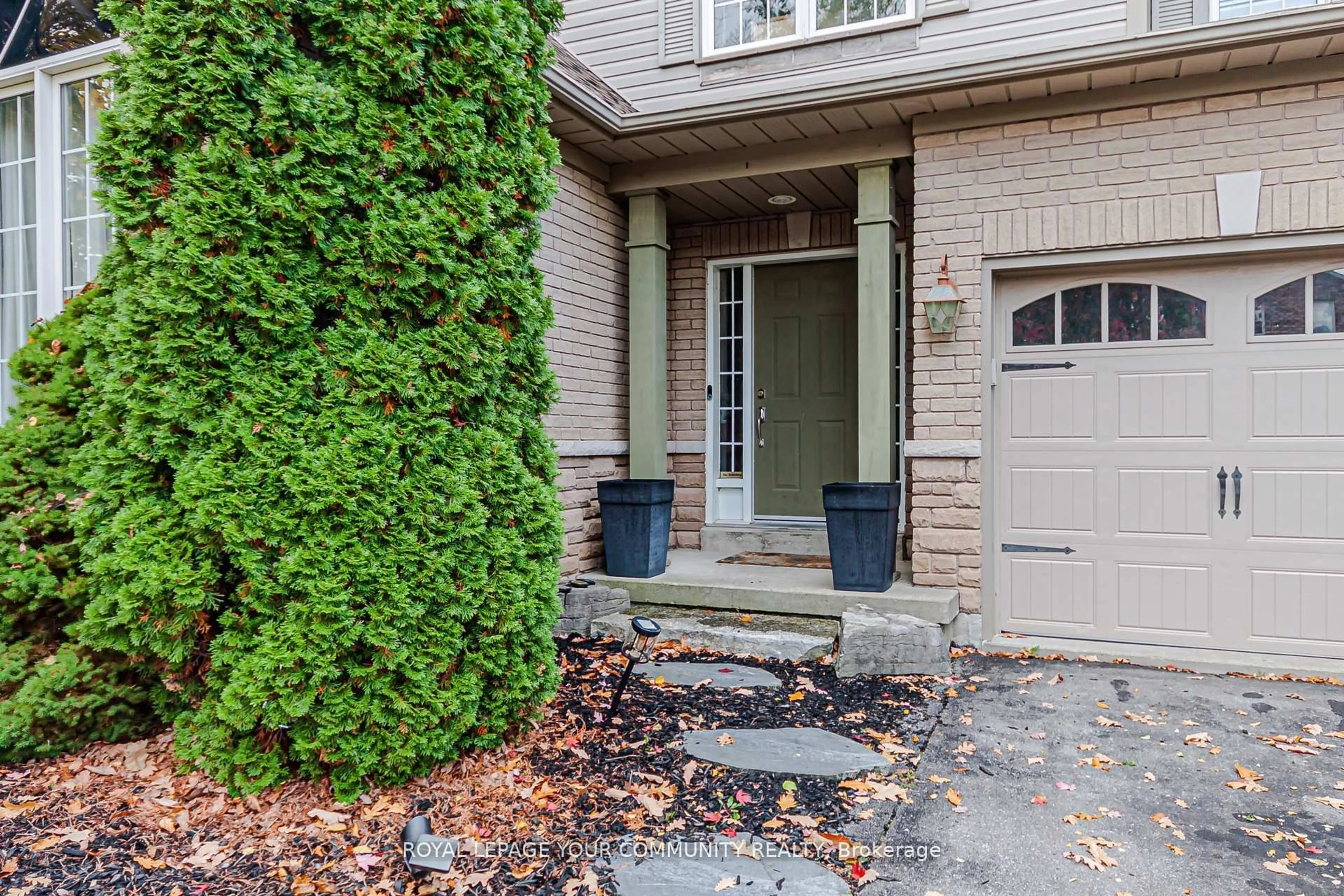 Indoor entryway for 1516 Skyview St, Oshawa Ontario L1K 2S3