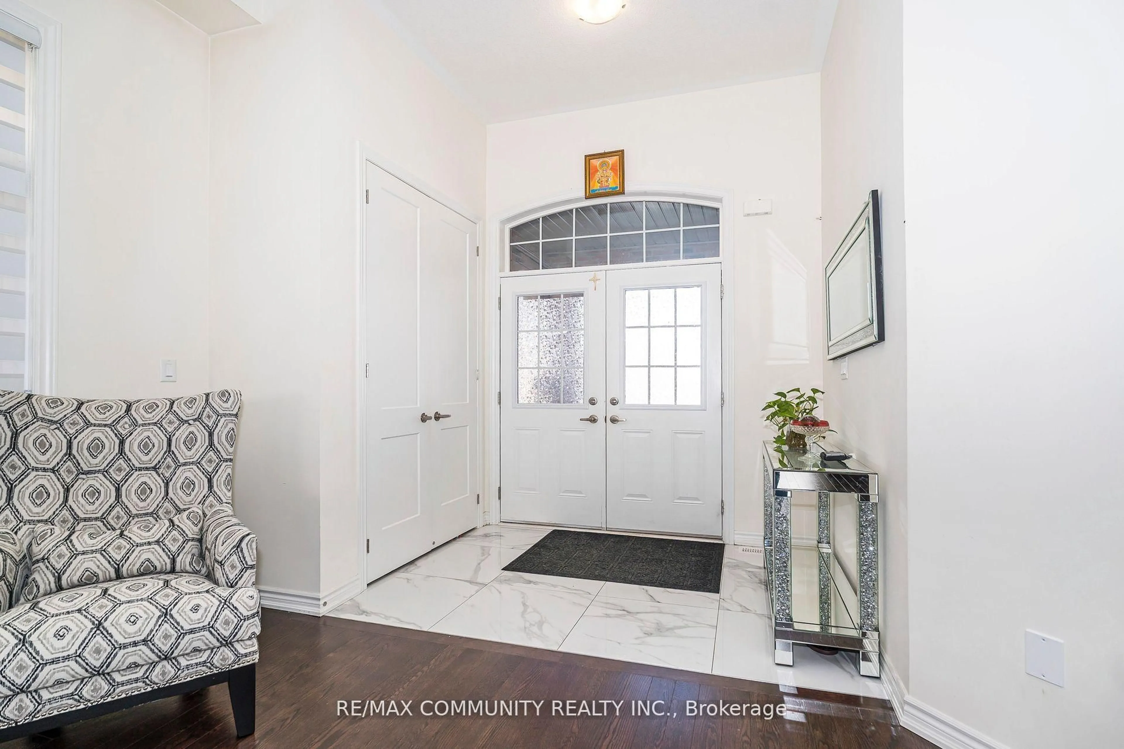 Indoor entryway for 11 Northern Breeze Cres, Whitby Ontario L1R 0P4