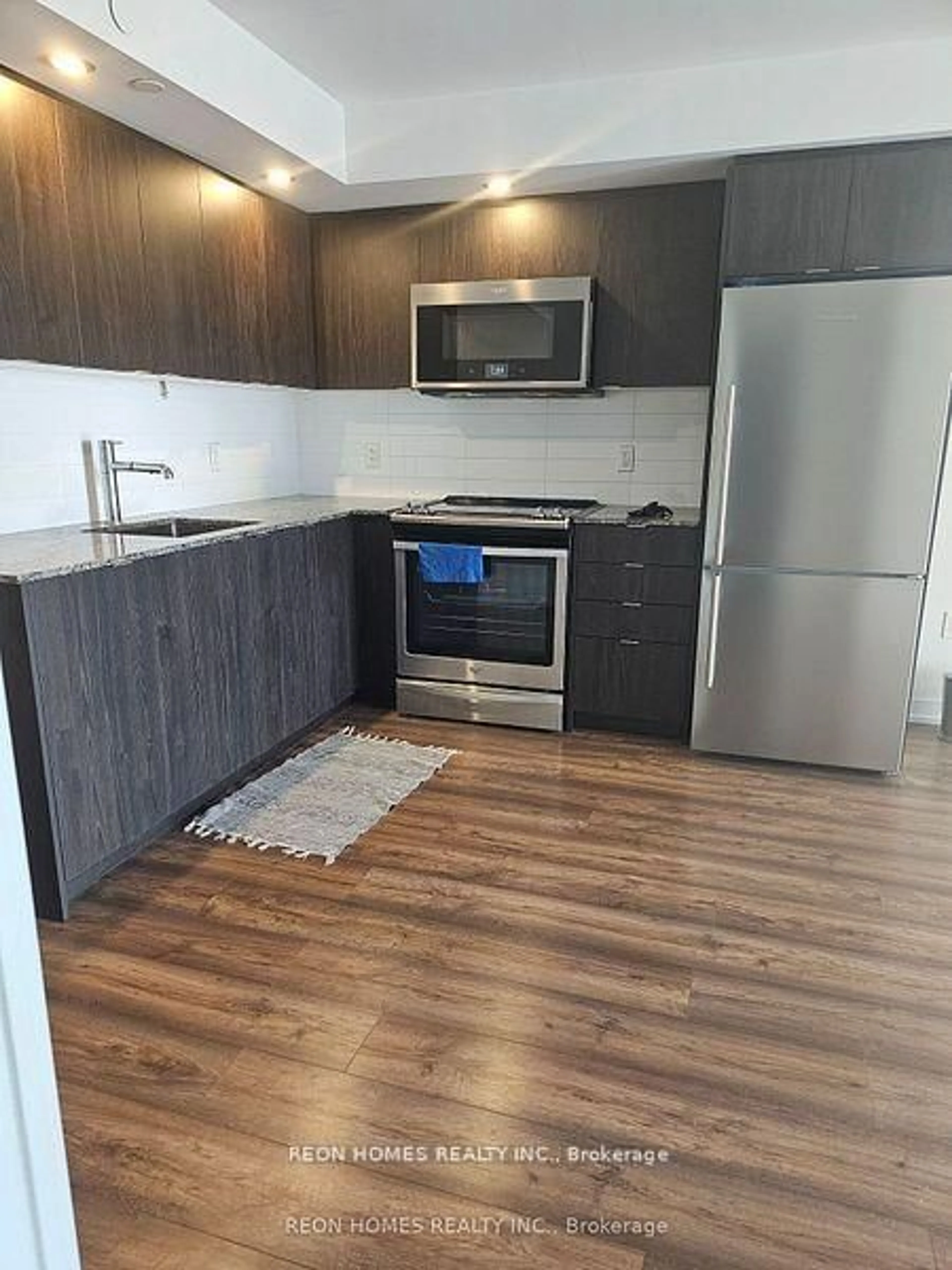Standard kitchen, wood/laminate floor for 225 Village Green Sq #606, Toronto Ontario M1S 0N4