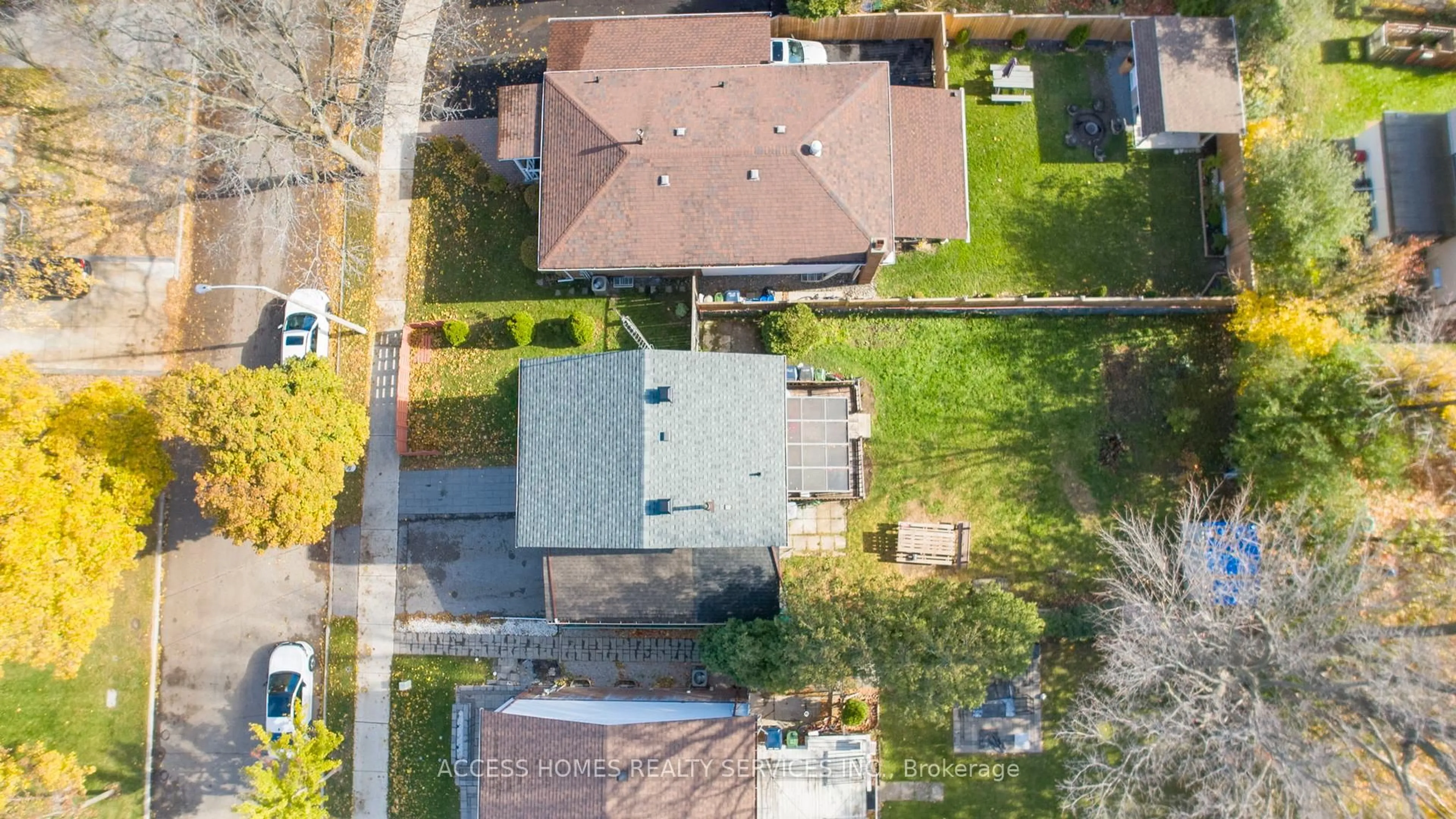 A pic from outside/outdoor area/front of a property/back of a property/a pic from drone, street for 90 Dunsfold Dr, Toronto Ontario M1B 1T6