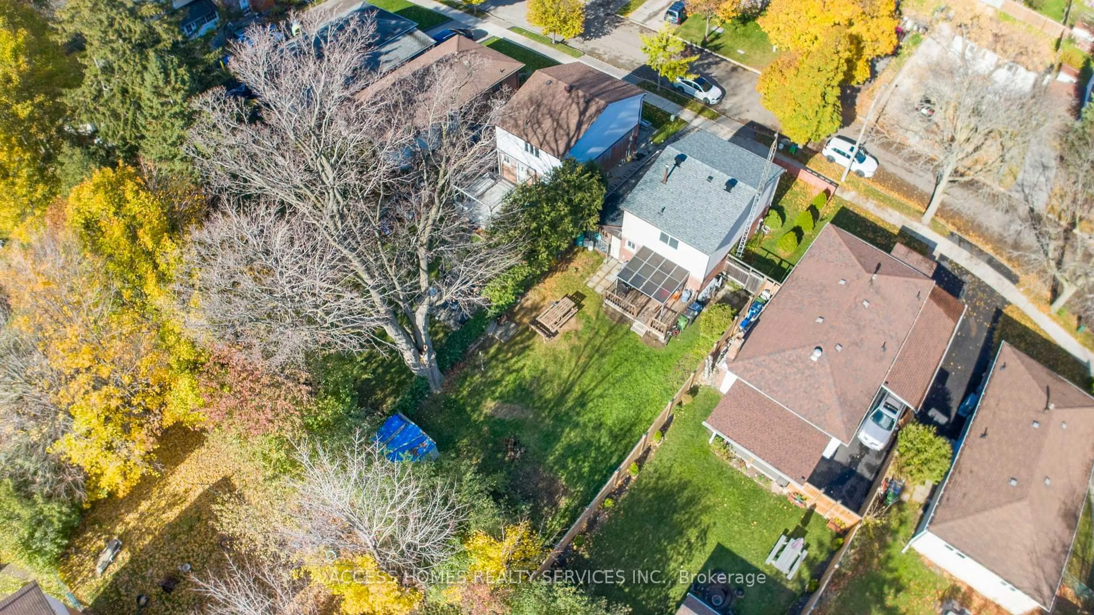 A pic from outside/outdoor area/front of a property/back of a property/a pic from drone, street for 90 Dunsfold Dr, Toronto Ontario M1B 1T6