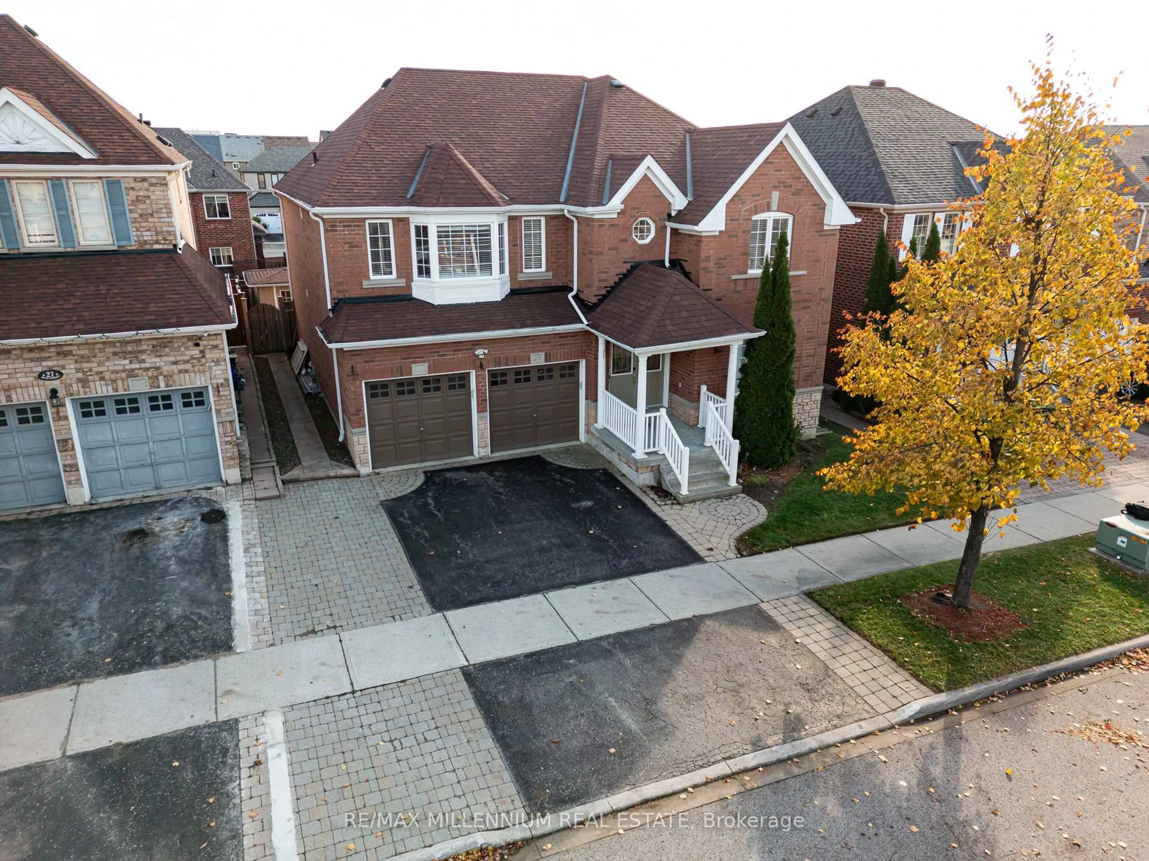 A pic from outside/outdoor area/front of a property/back of a property/a pic from drone, street for 25 Bevan Cres, Ajax Ontario L1T 4N3