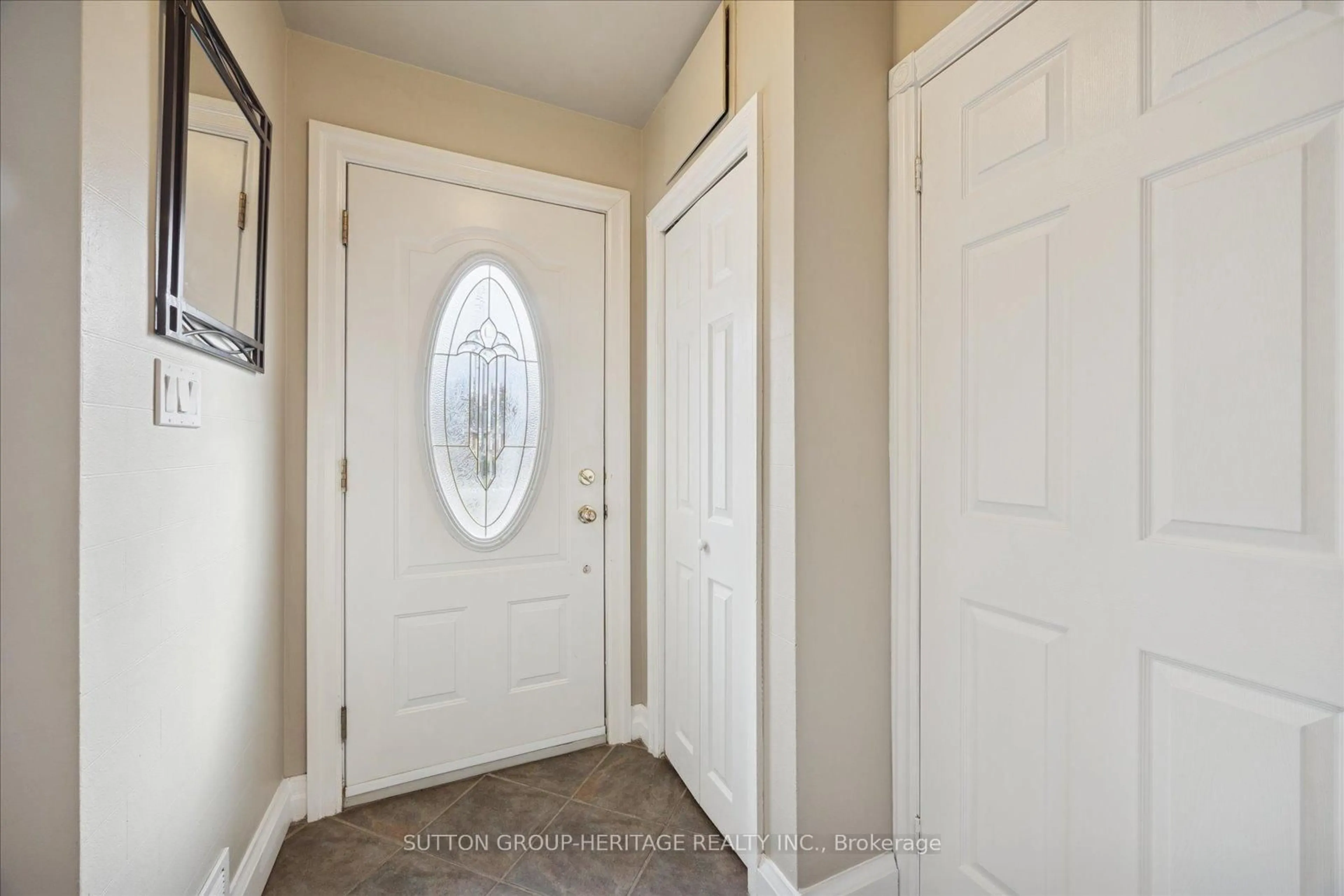 Indoor entryway for 256 College Ave, Oshawa Ontario L1J 1R7