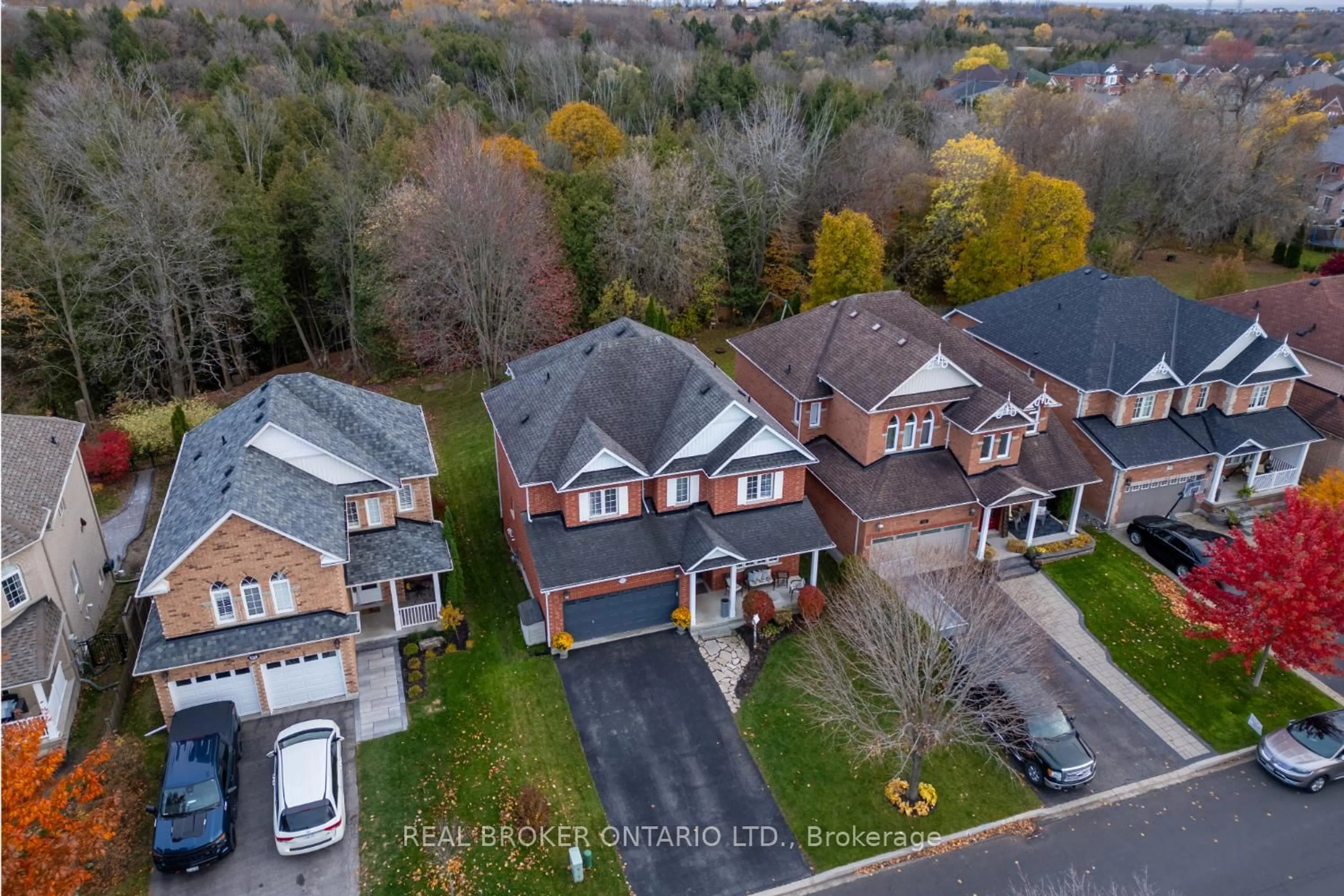 A pic from outside/outdoor area/front of a property/back of a property/a pic from drone, street for 61 Bloom Ave, Clarington Ontario L1B 1N6