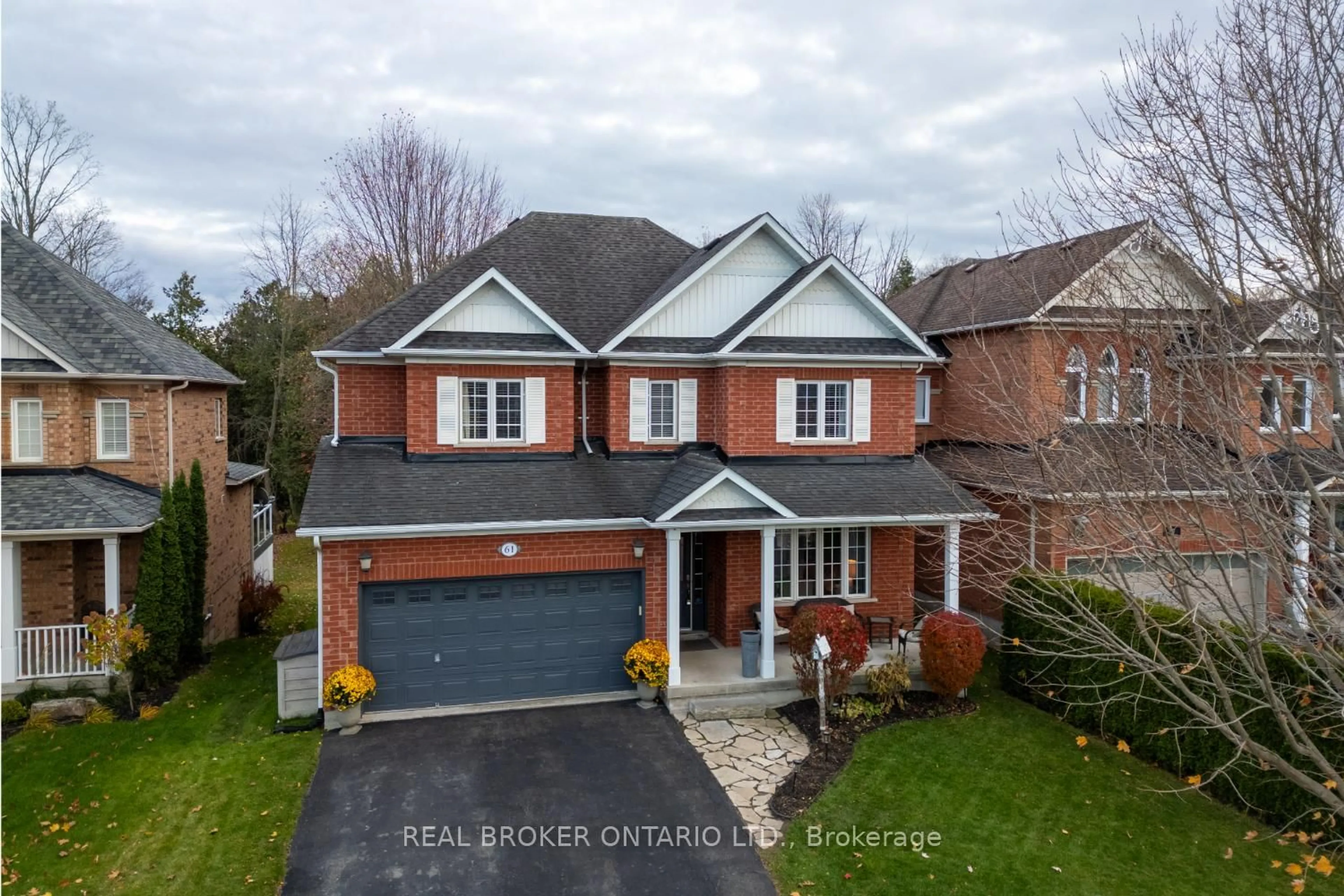 A pic from outside/outdoor area/front of a property/back of a property/a pic from drone, street for 61 Bloom Ave, Clarington Ontario L1B 1N6
