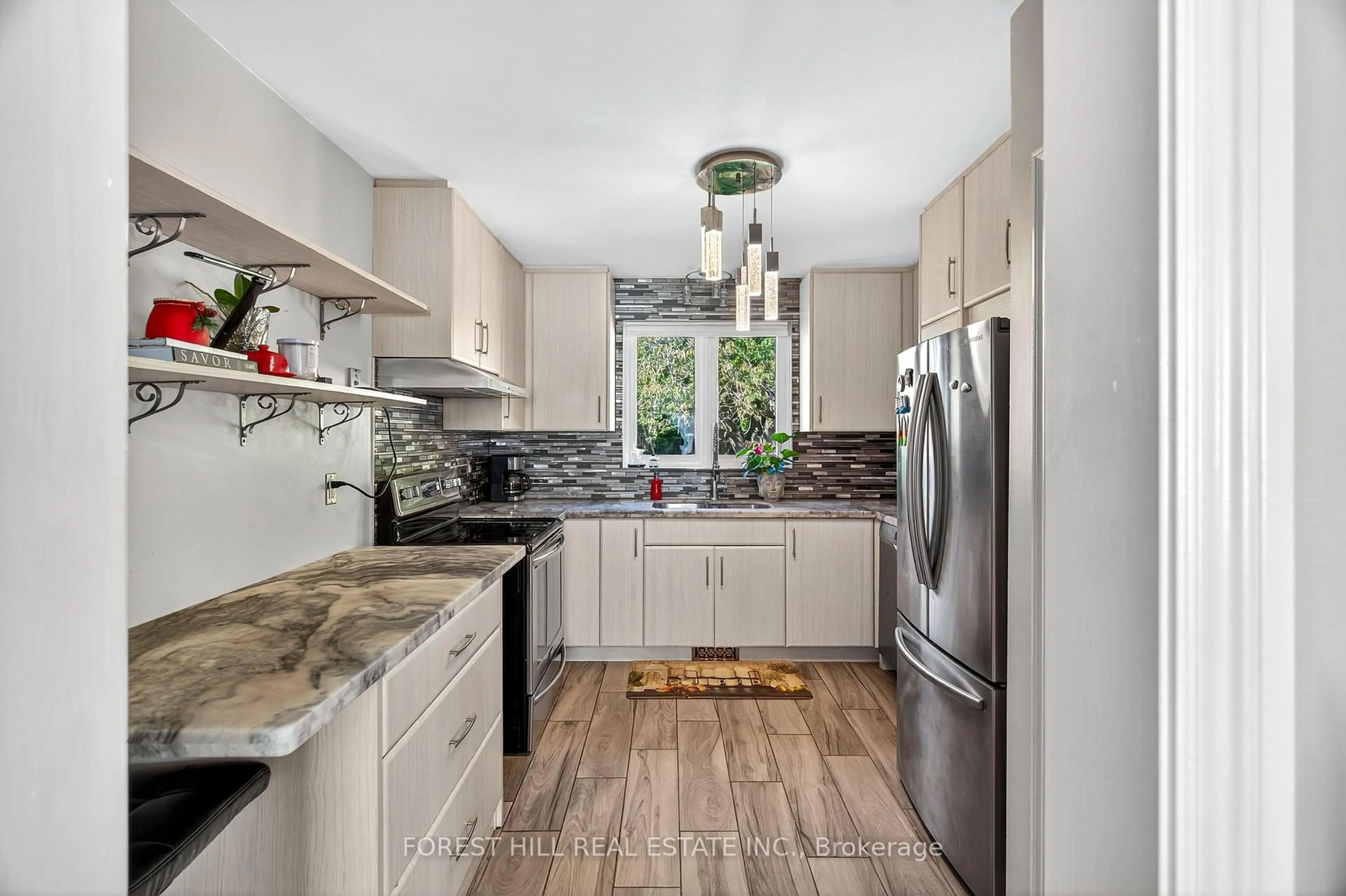 Open concept kitchen, ceramic/tile floor for 1550 Evangeline Dr, Oshawa Ontario L1J 3T2