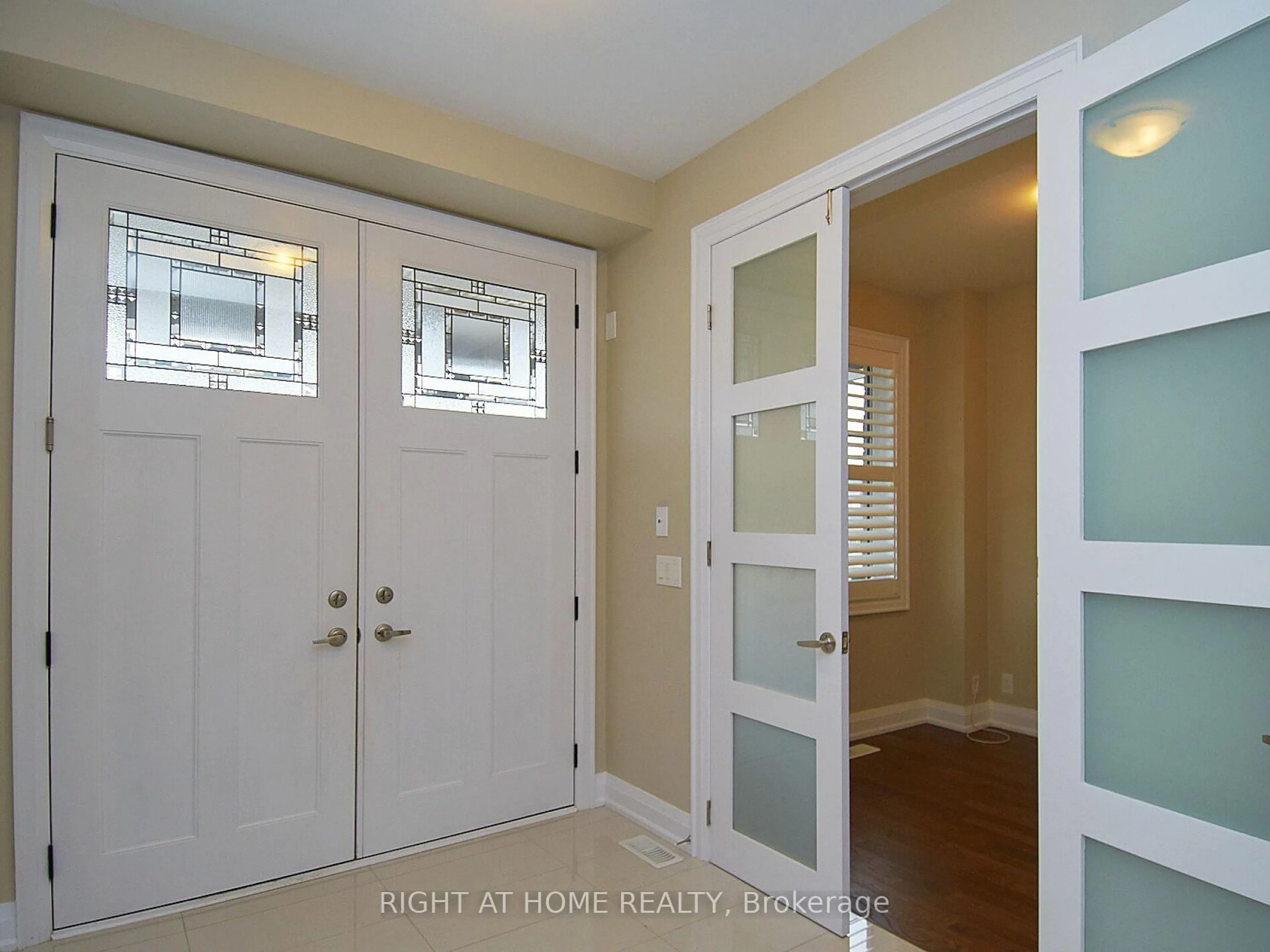 Indoor entryway for 2344 Dobbinton St, Oshawa Ontario L1L 0L4