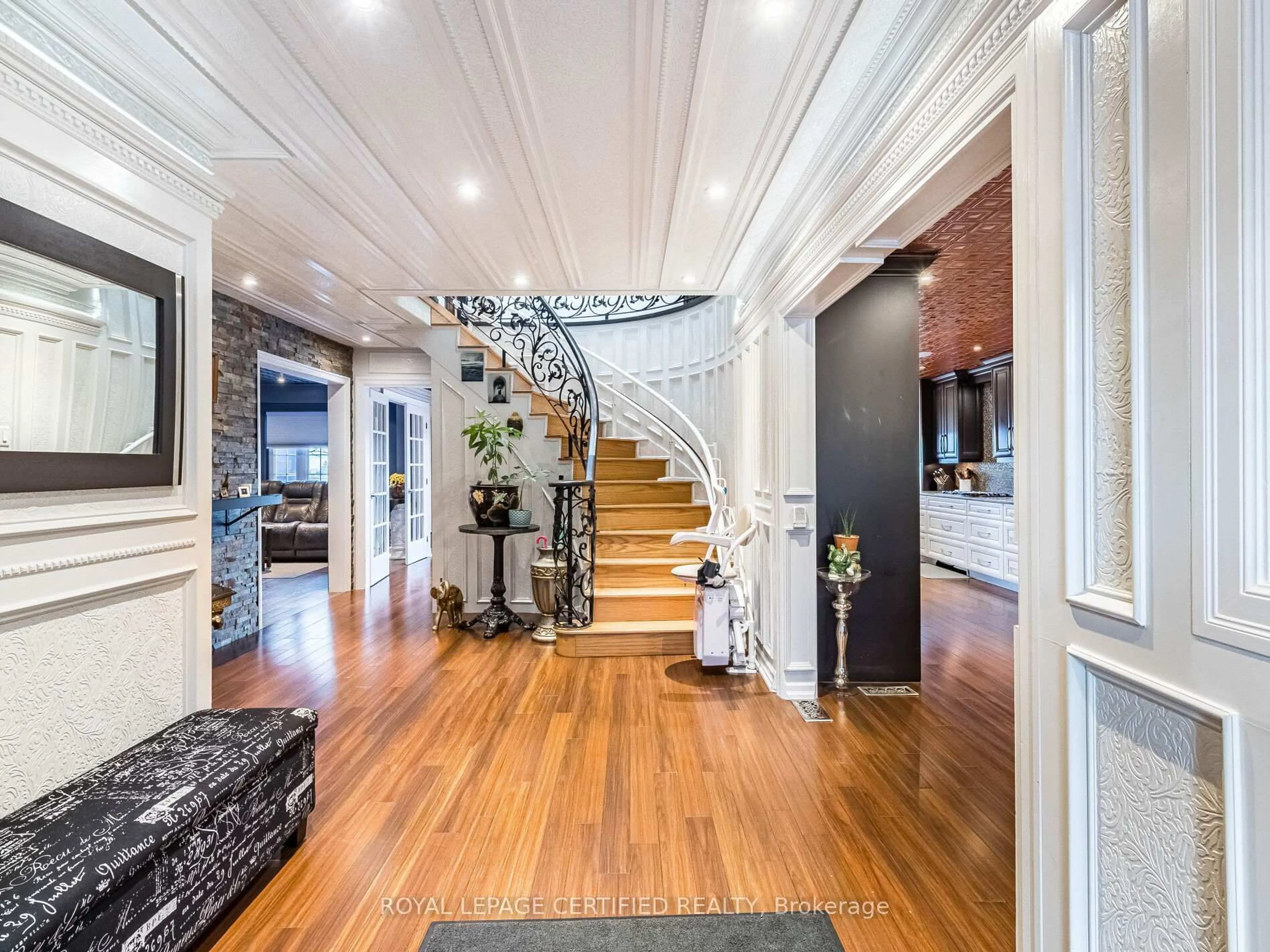 Indoor foyer for 172 Melissa Cres, Whitby Ontario L1N 8G8