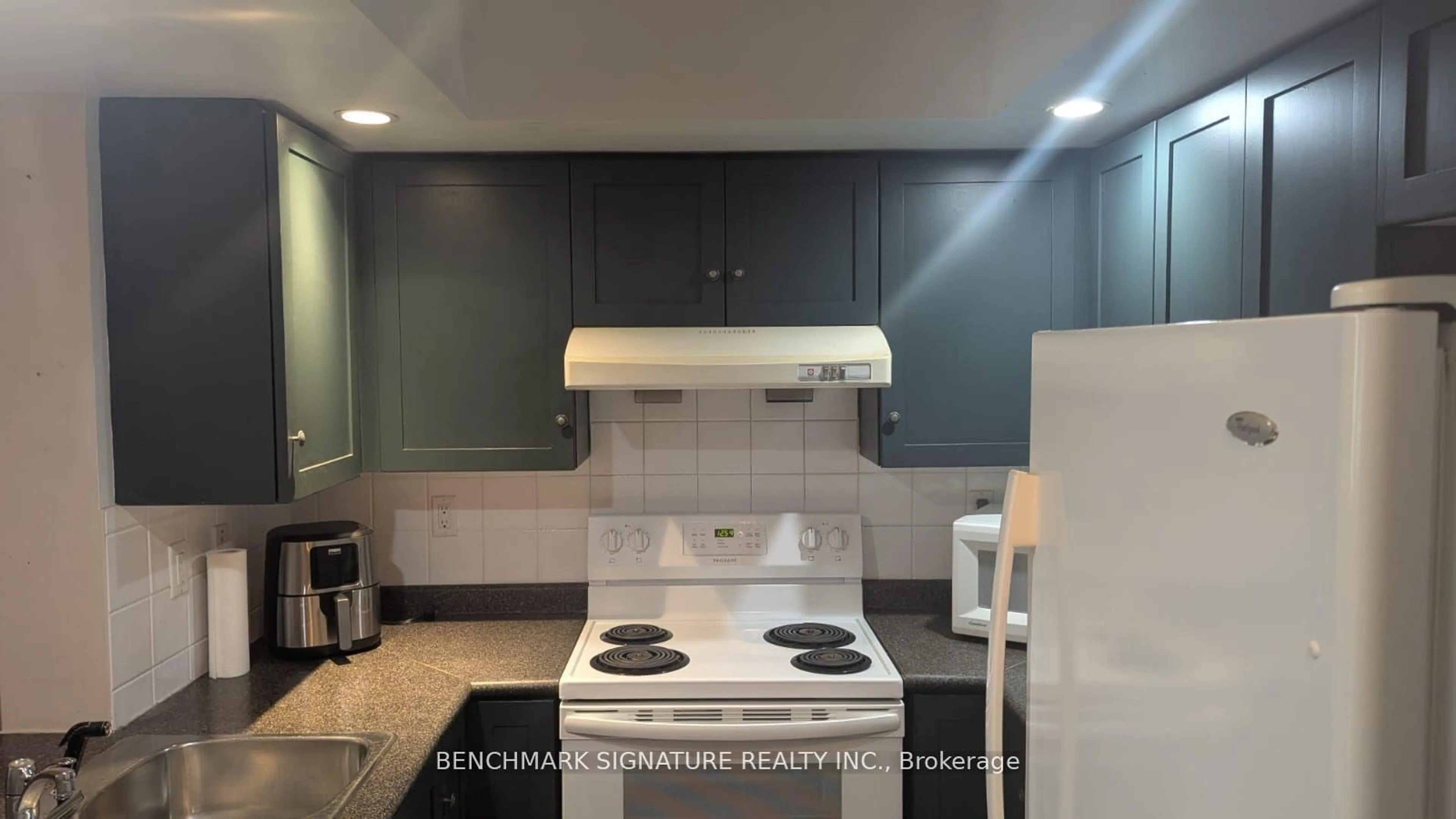 Standard kitchen, ceramic/tile floor for 125 Omni Dr #237, Toronto Ontario M1P 5A9