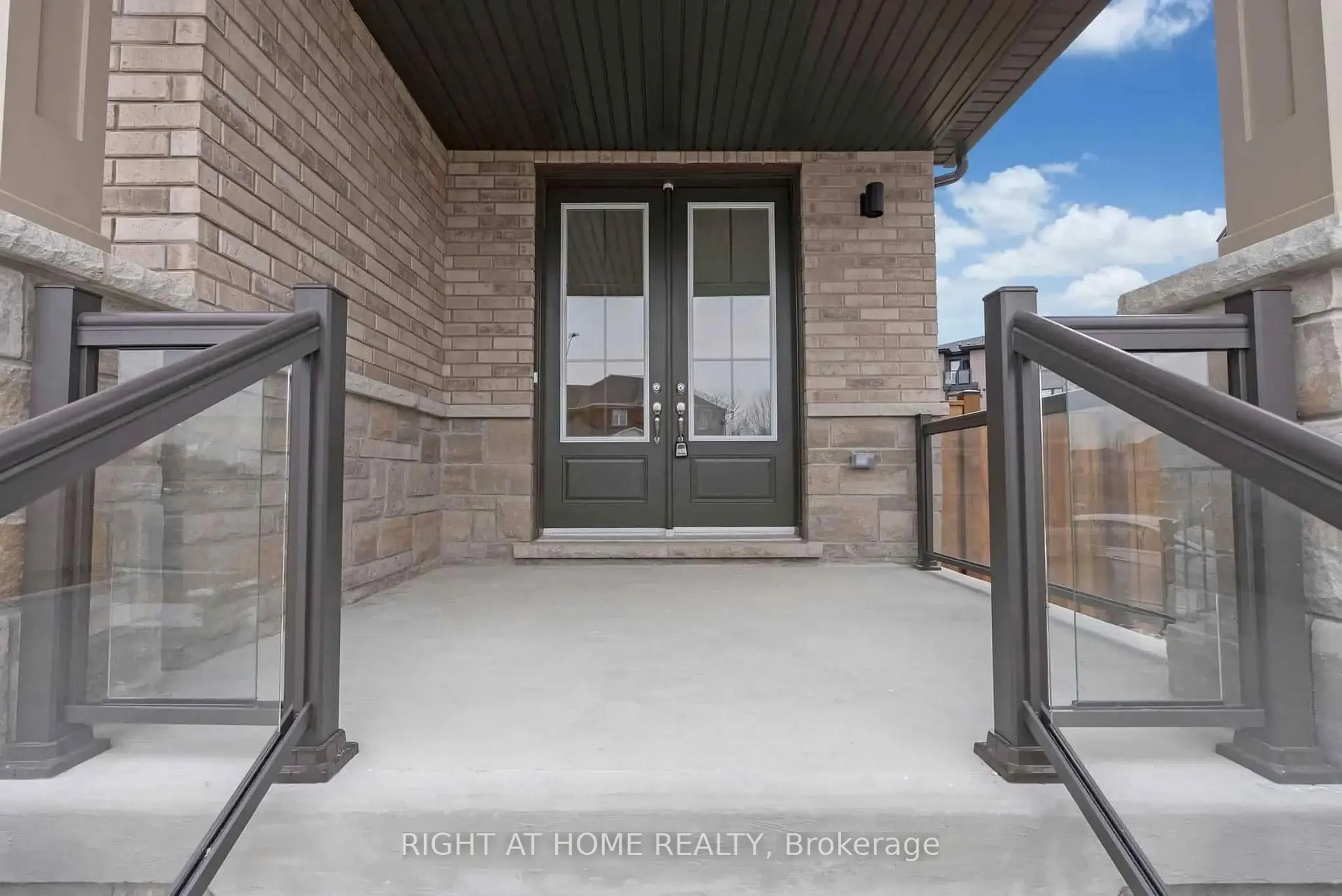 Indoor entryway for 135 Courvier Cres, Clarington Ontario L1C 0E8