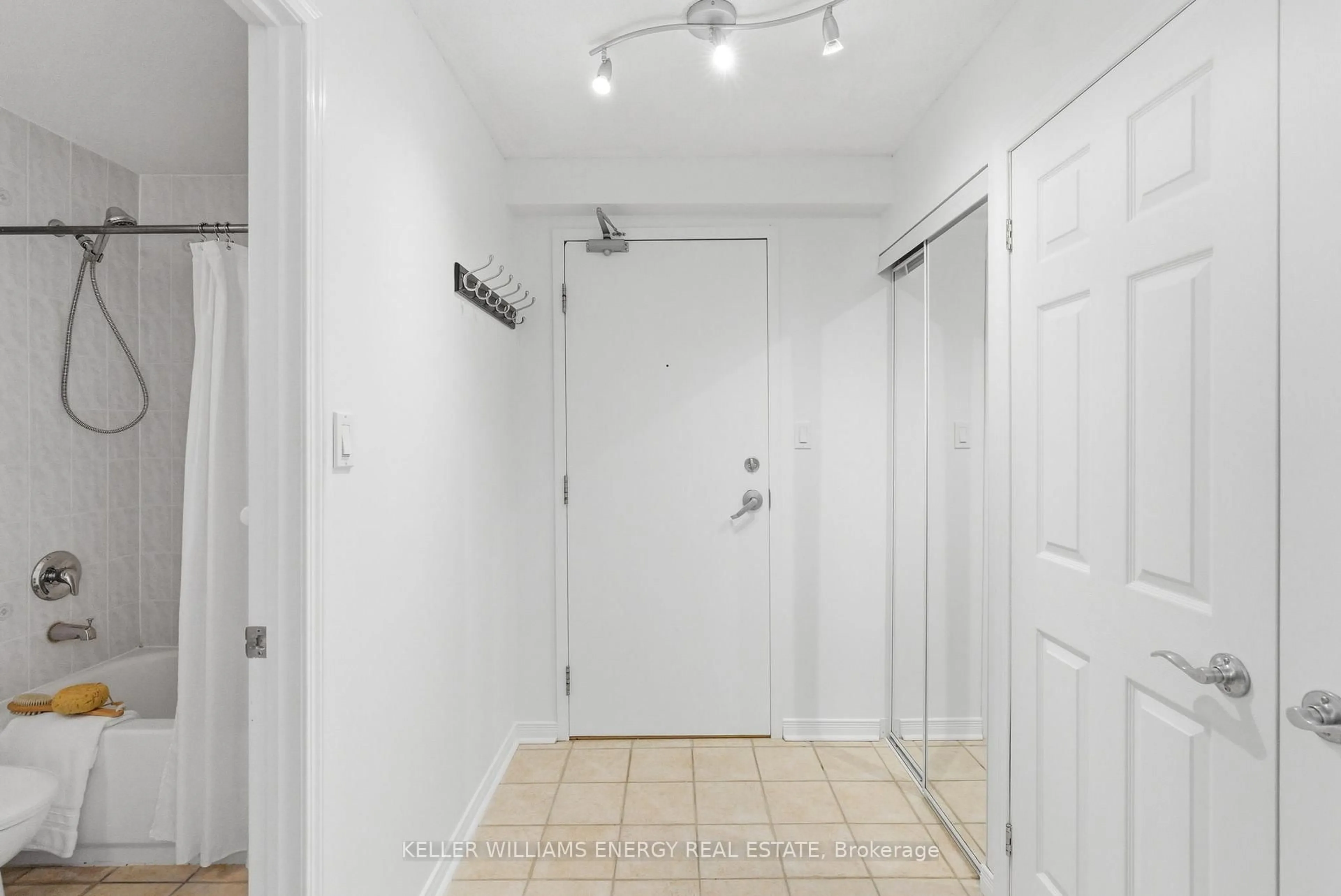 Indoor entryway for 90 Aspen Springs Dr #304, Clarington Ontario L1C 5N3