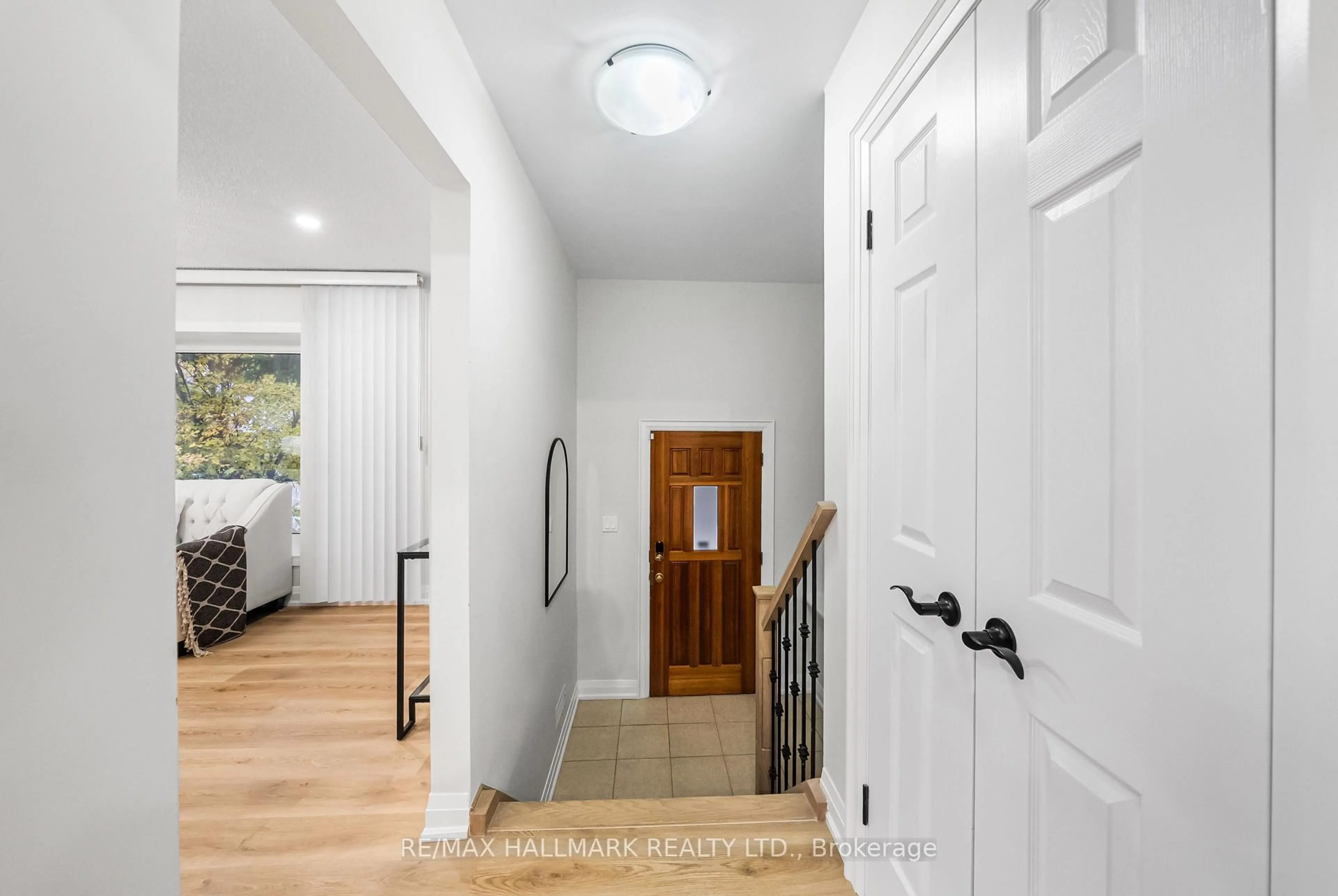 Indoor entryway for 17 Dunsfold Dr, Toronto Ontario M1B 1T5