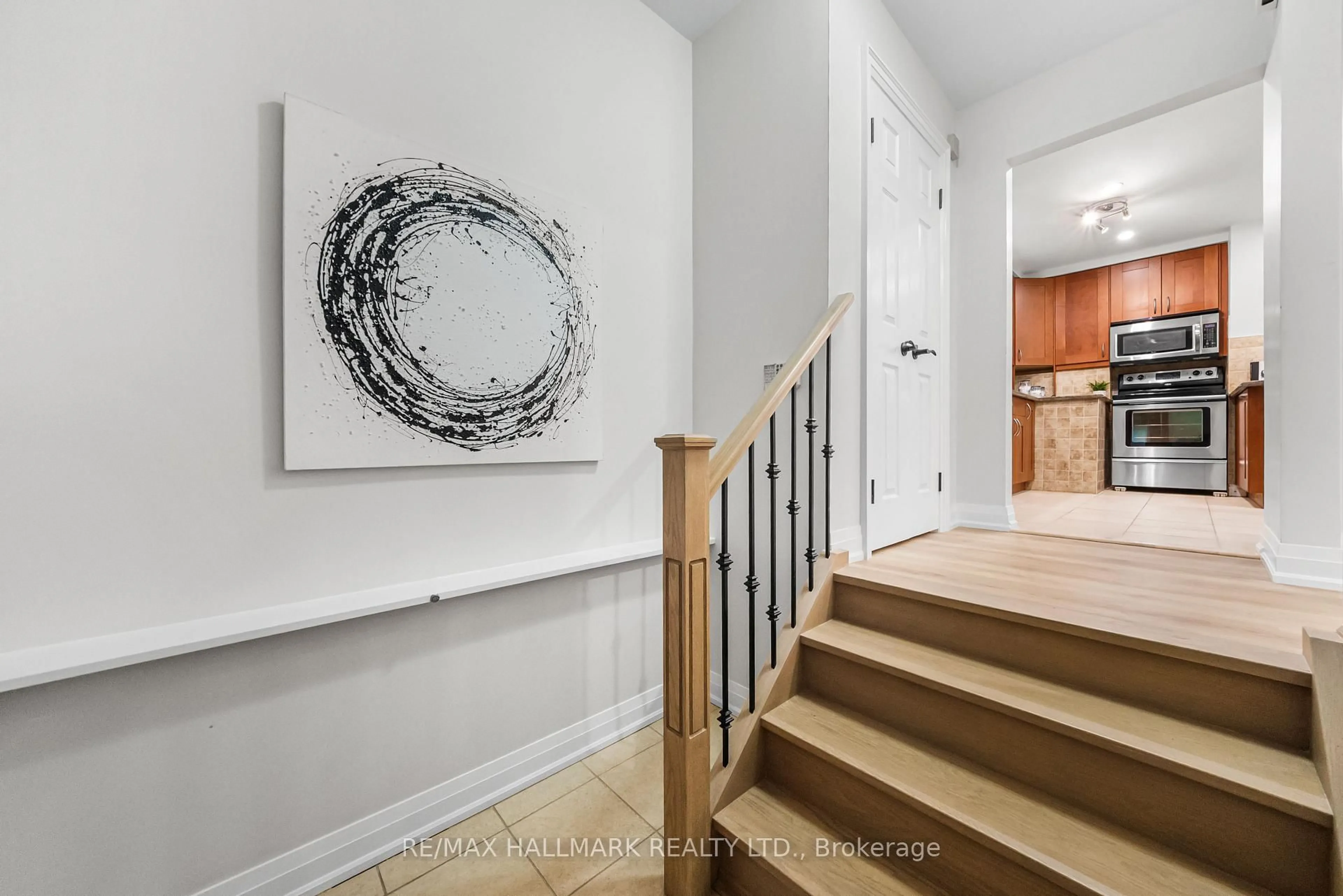 Indoor entryway for 17 Dunsfold Dr, Toronto Ontario M1B 1T5