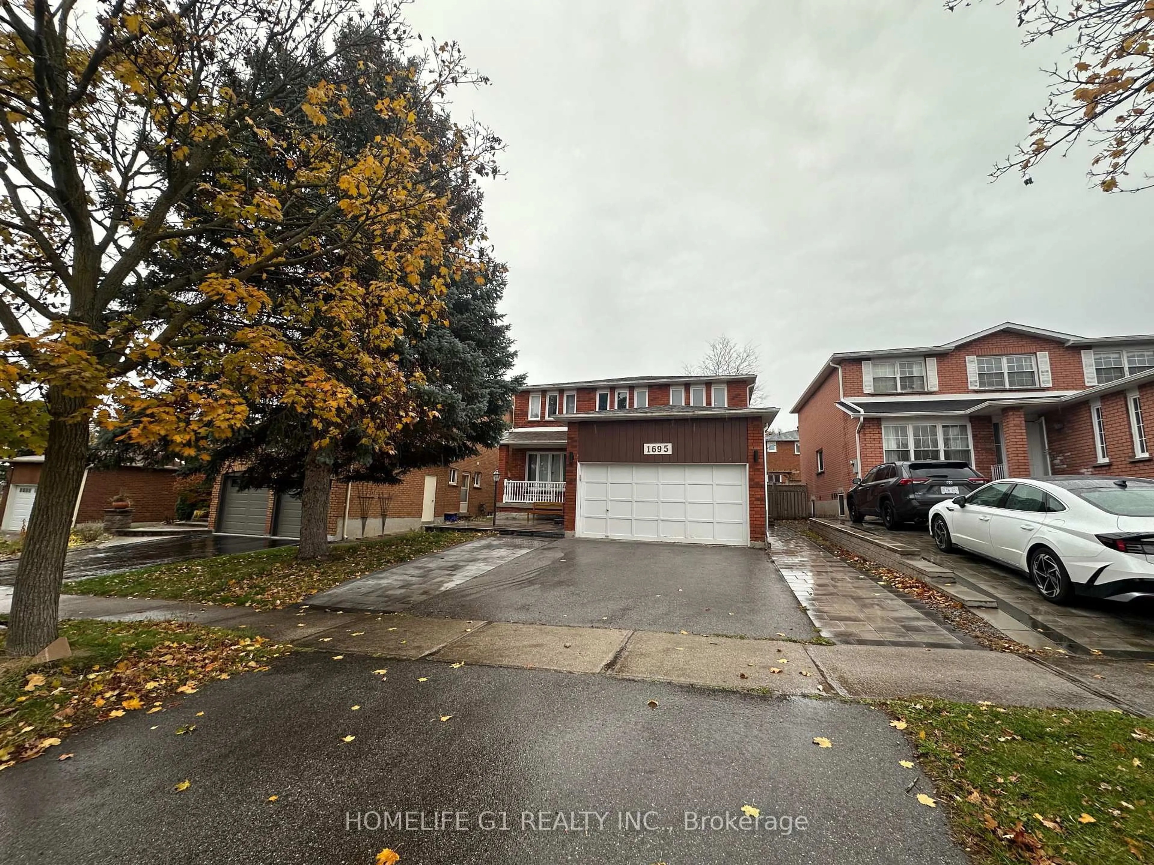 A pic from outside/outdoor area/front of a property/back of a property/a pic from drone, street for 1695 Major Oaks Rd, Pickering Ontario L1X 1X2