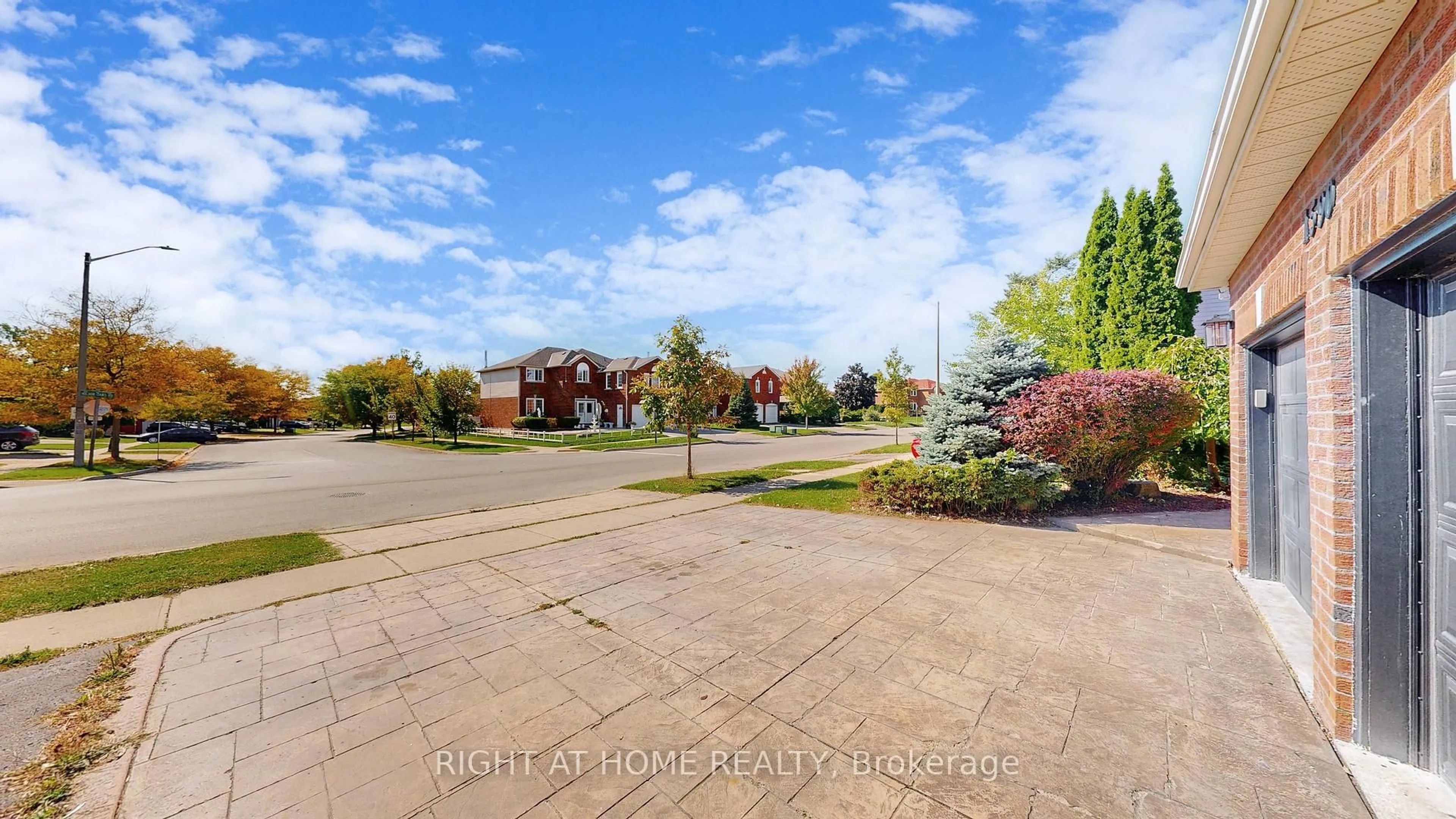 A pic from outside/outdoor area/front of a property/back of a property/a pic from drone, street for 1590 Major Oaks Rd, Pickering Ontario L1X 2G9