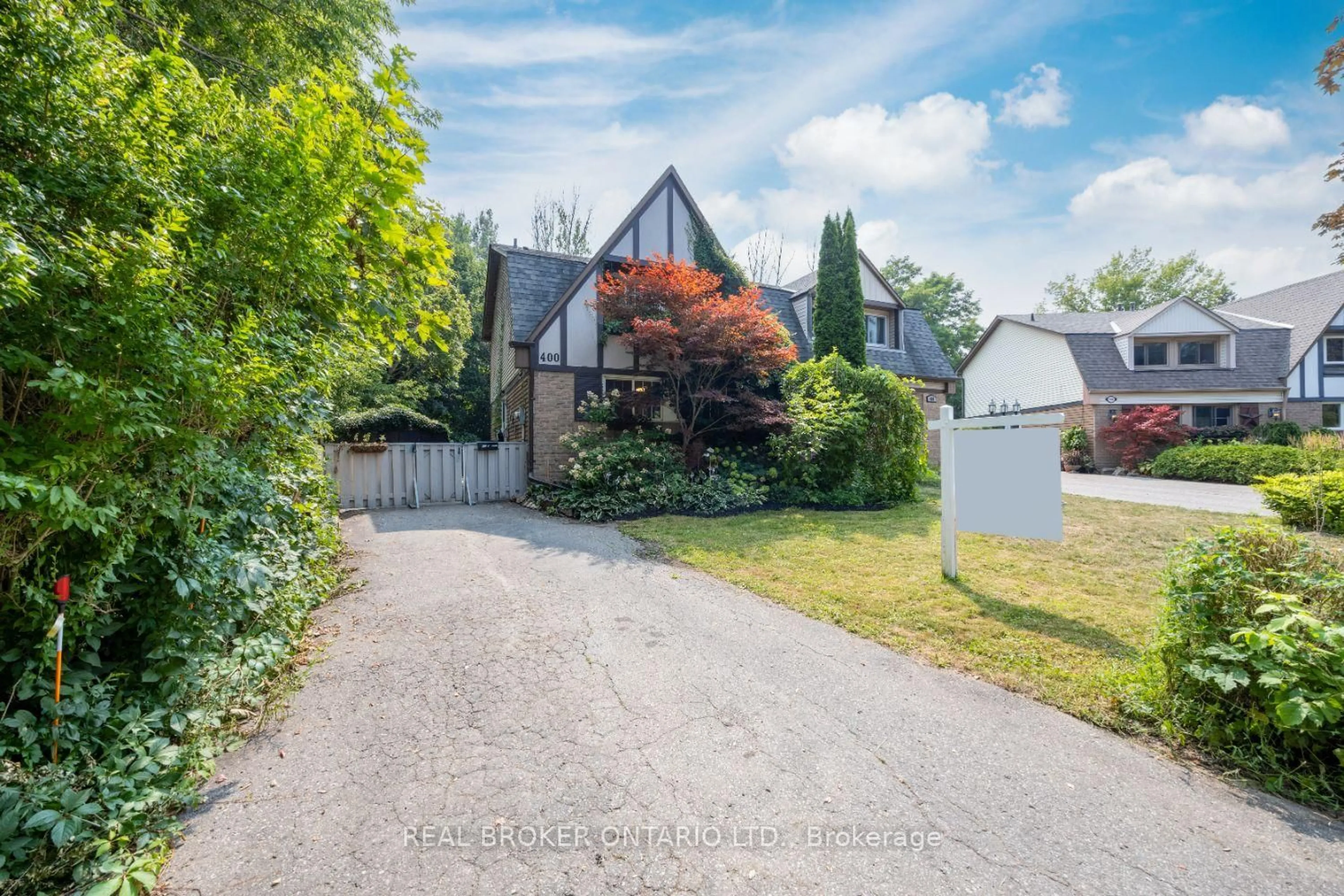 A pic from outside/outdoor area/front of a property/back of a property/a pic from drone, street for 400 Wickham Crt, Oshawa Ontario L1K 1N3
