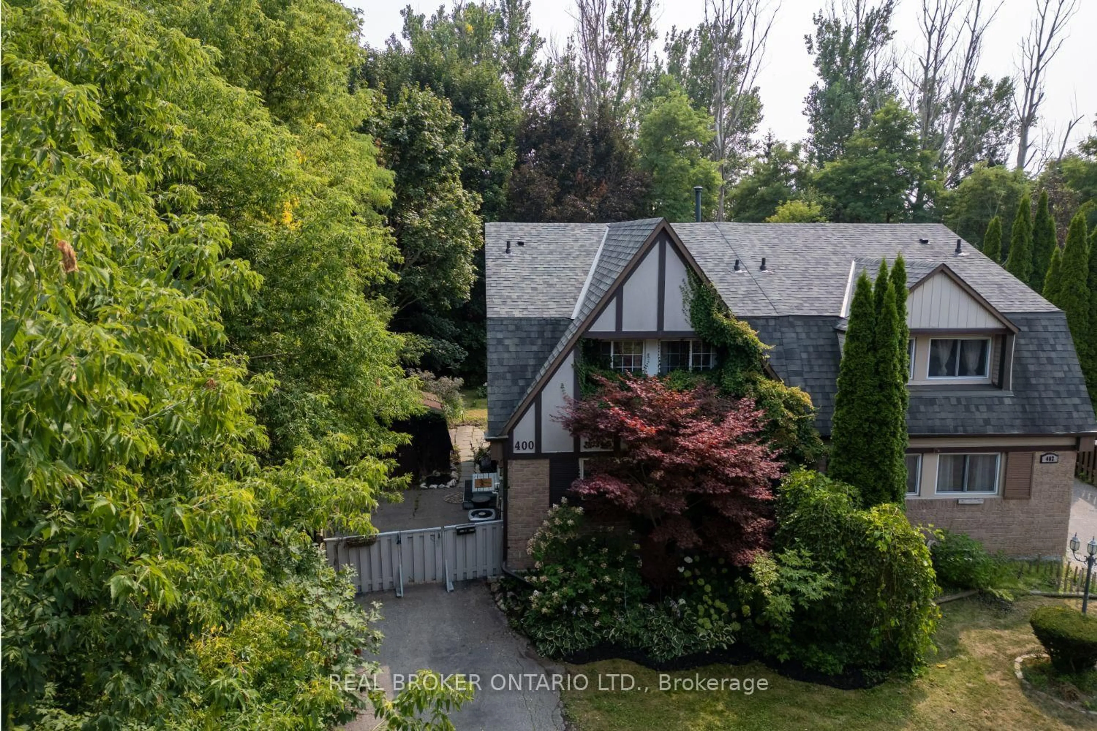 A pic from outside/outdoor area/front of a property/back of a property/a pic from drone, unknown for 400 Wickham Crt, Oshawa Ontario L1K 1N3