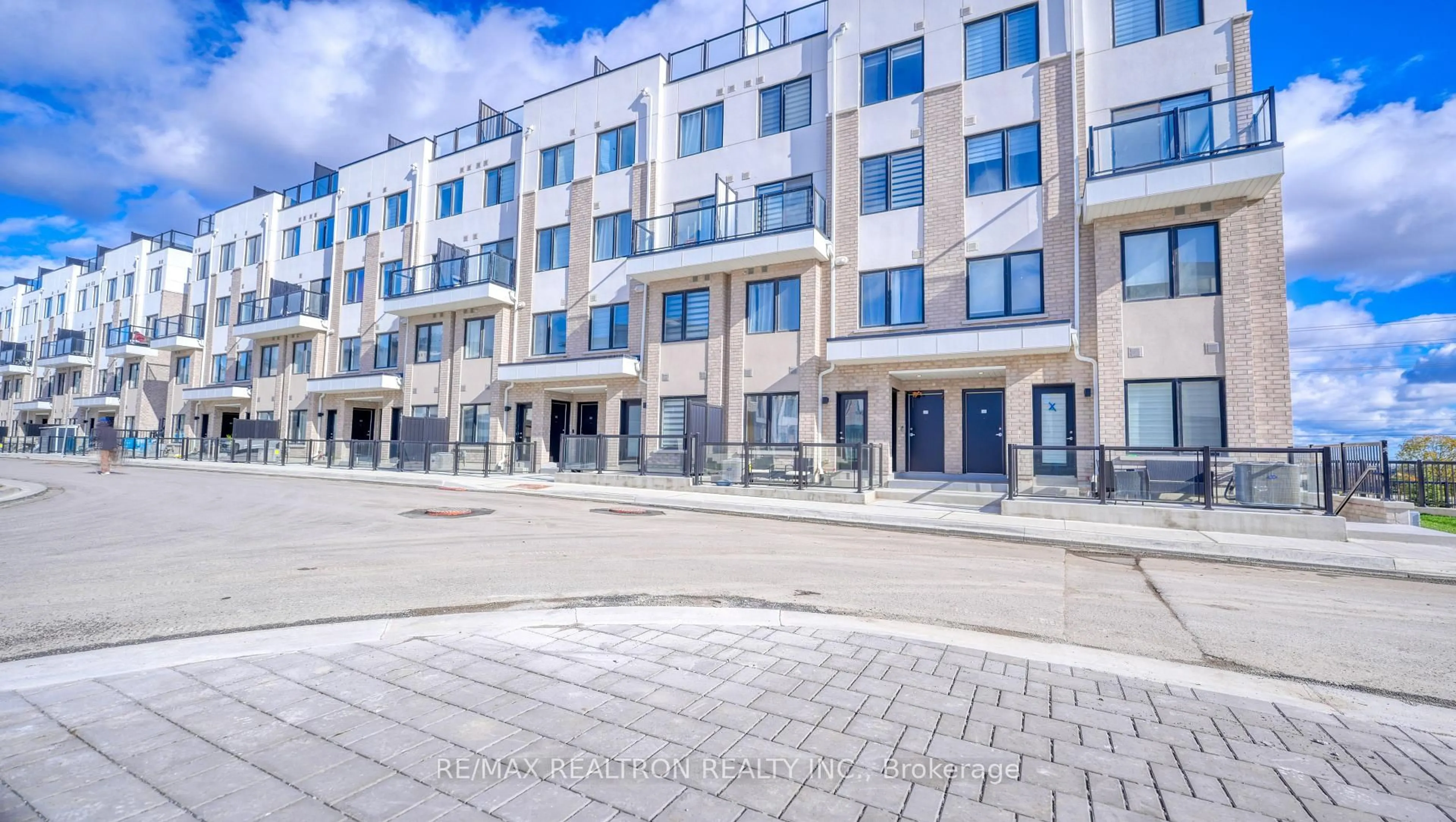 Patio, building for 1695 Dersan St #324, Pickering Ontario L1X 0S9