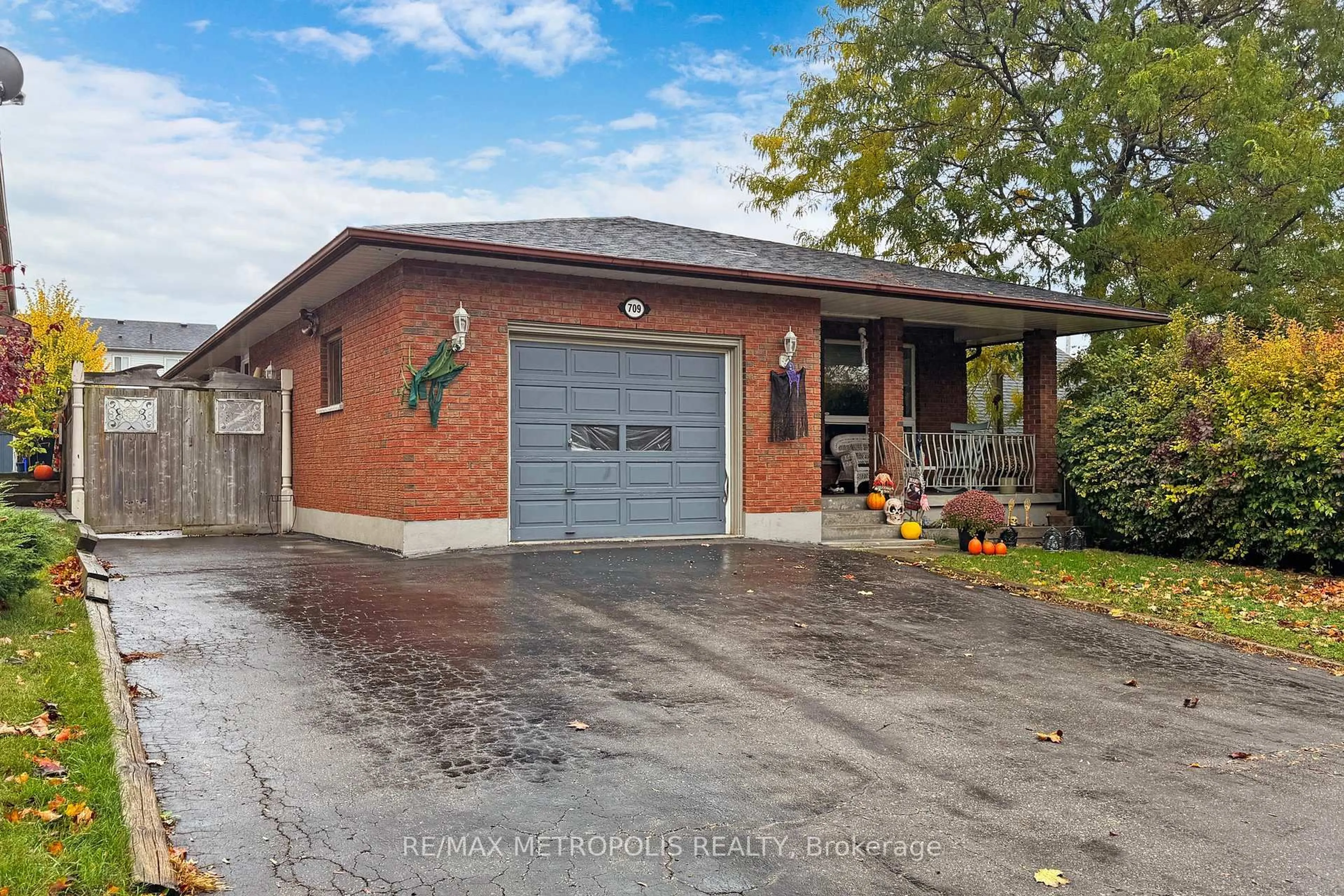 Home with brick exterior material, street for 709 Keates Ave, Oshawa Ontario L1H 7Y3