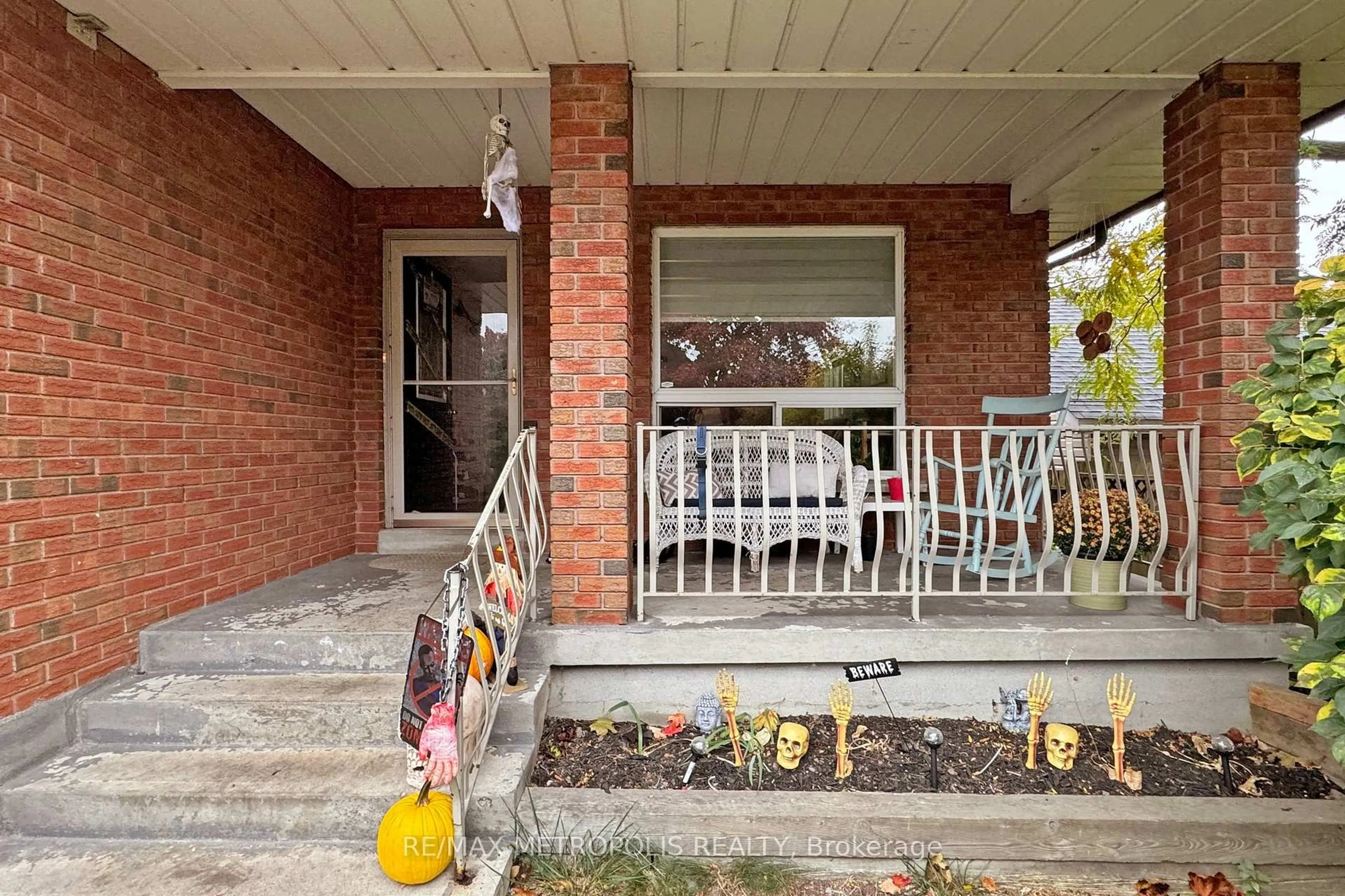 Home with brick exterior material, street for 709 Keates Ave, Oshawa Ontario L1H 7Y3