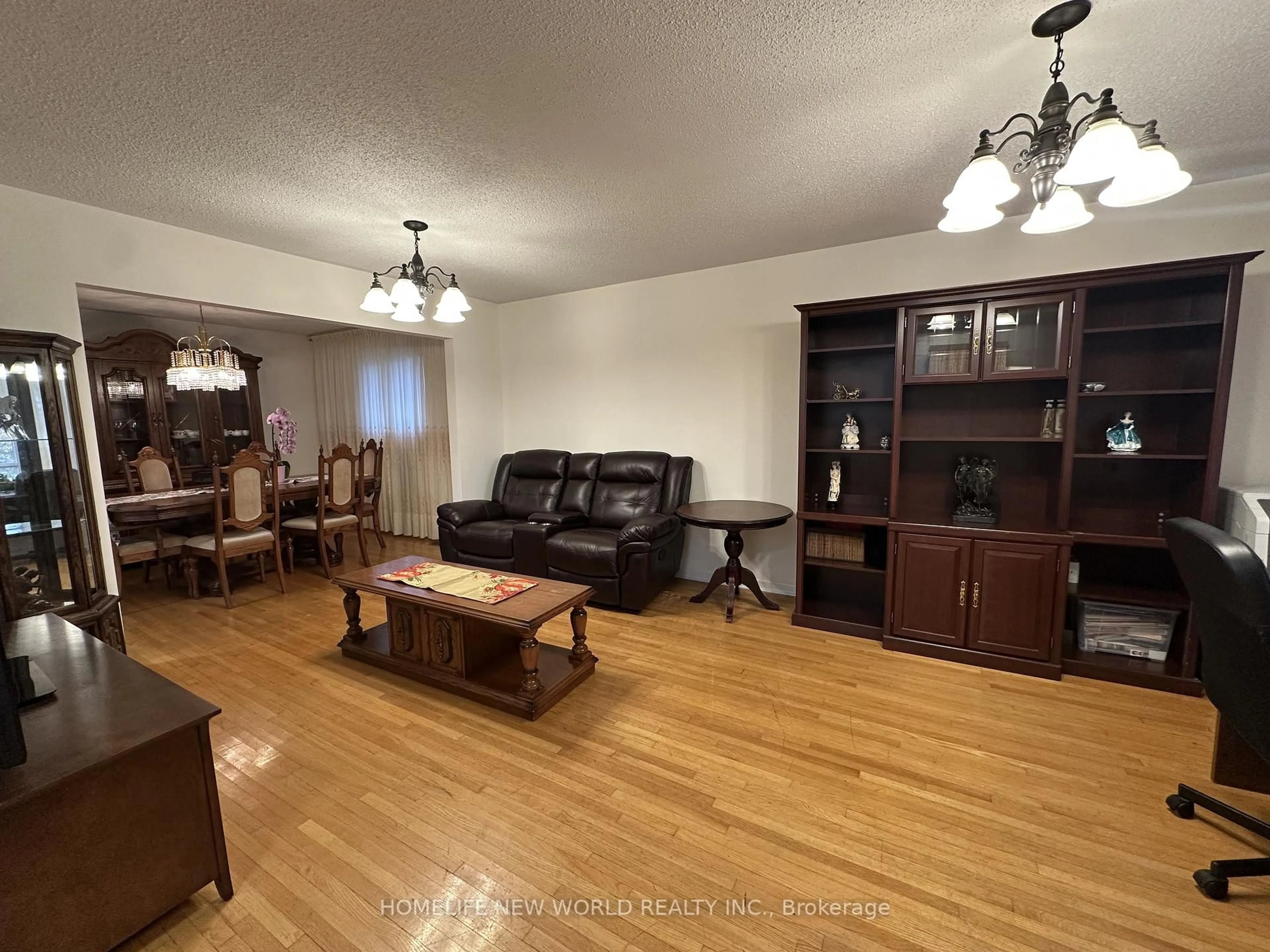 Living room with furniture, wood/laminate floor for 264 Pitfield Rd, Toronto Ontario M1S 1Y7
