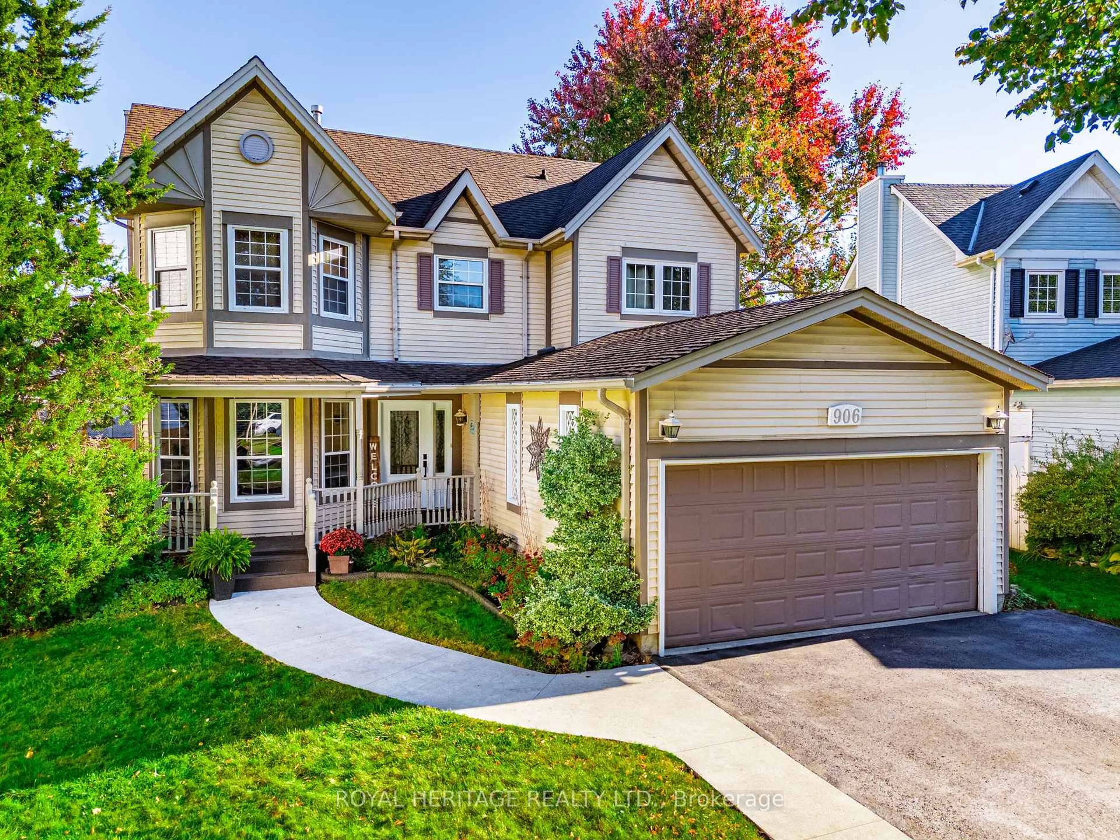 Home with vinyl exterior material, street for 906 Kingsley Crt, Oshawa Ontario L1K 2E7