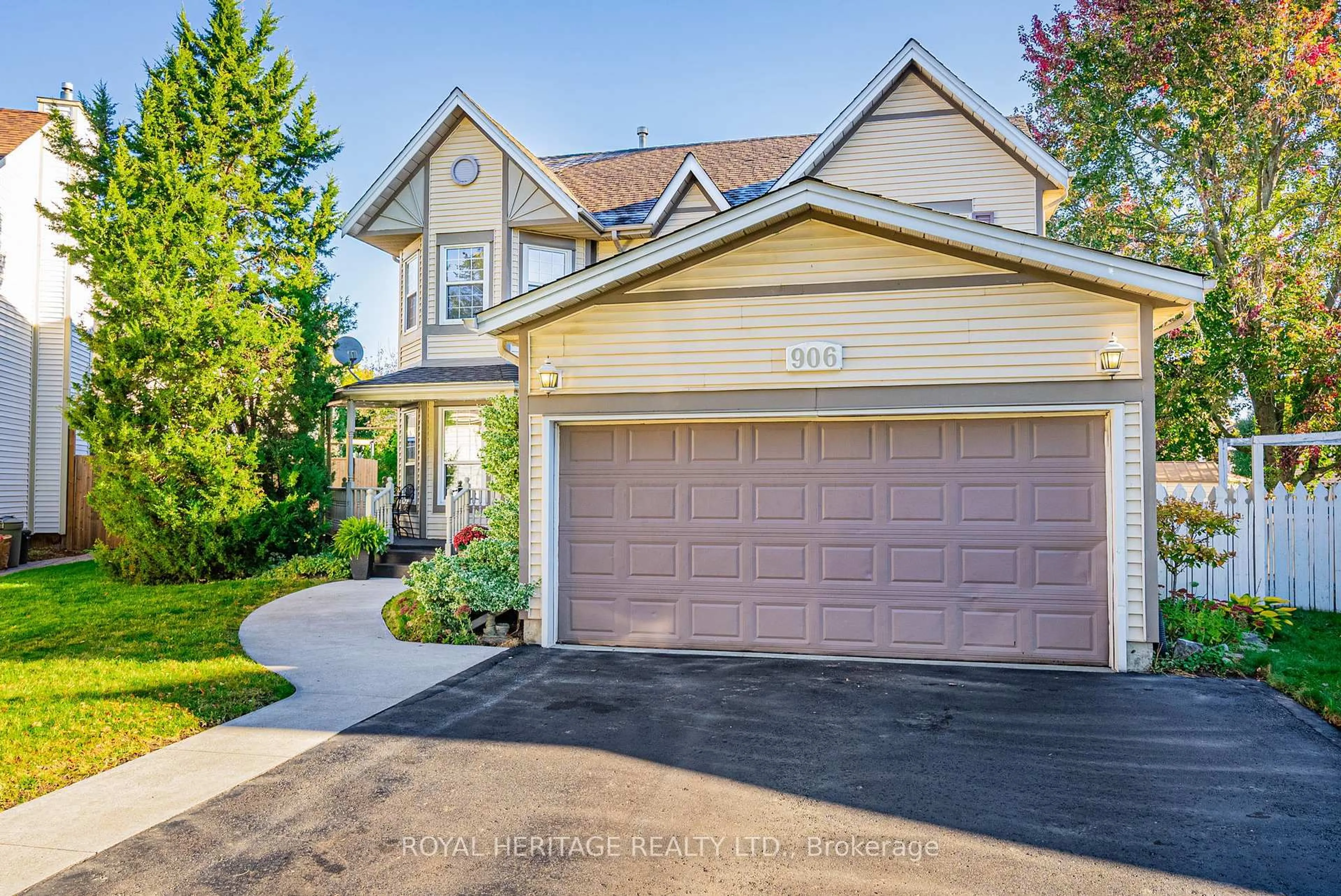 Home with vinyl exterior material, street for 906 Kingsley Crt, Oshawa Ontario L1K 2E7