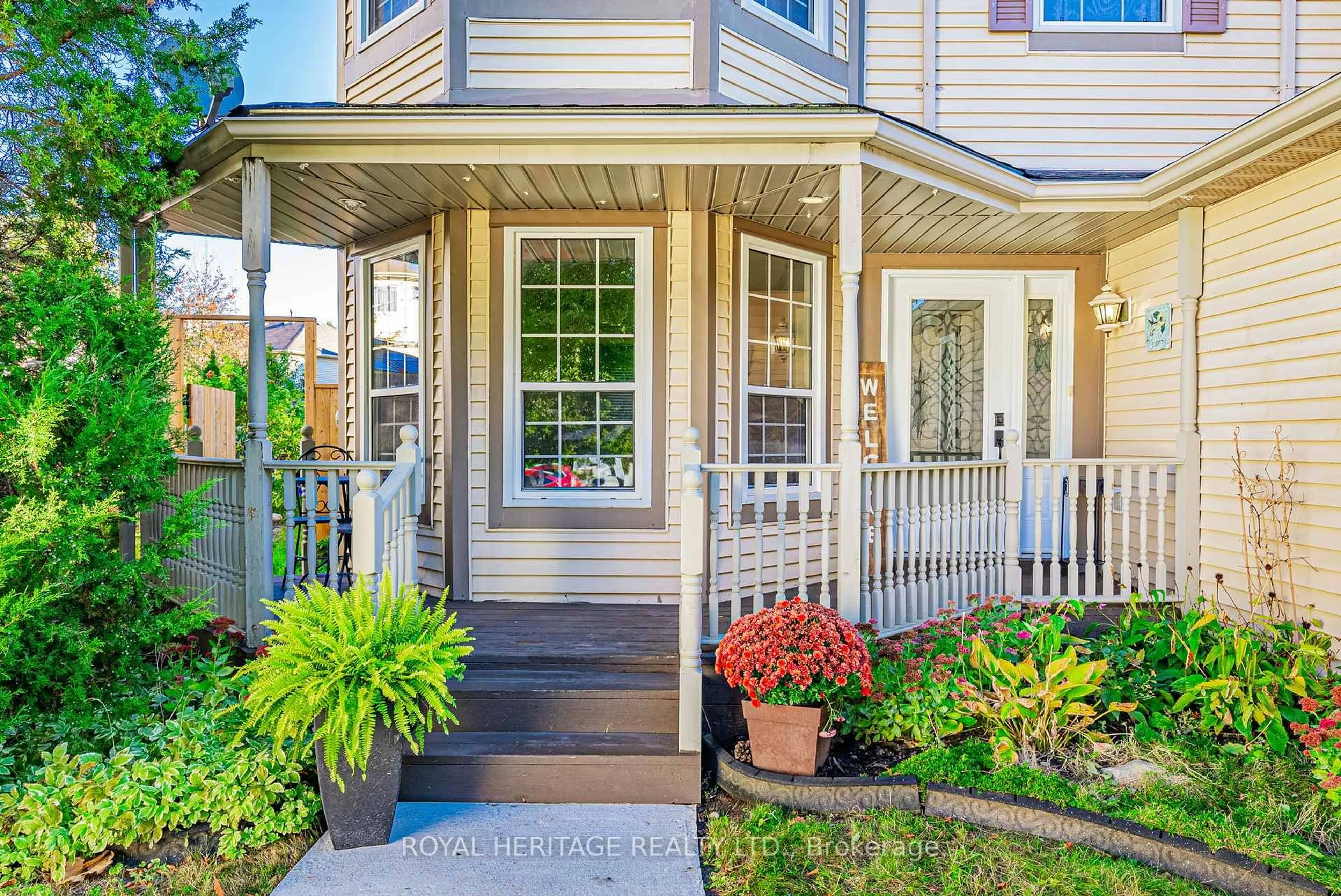 Home with vinyl exterior material, street for 906 Kingsley Crt, Oshawa Ontario L1K 2E7